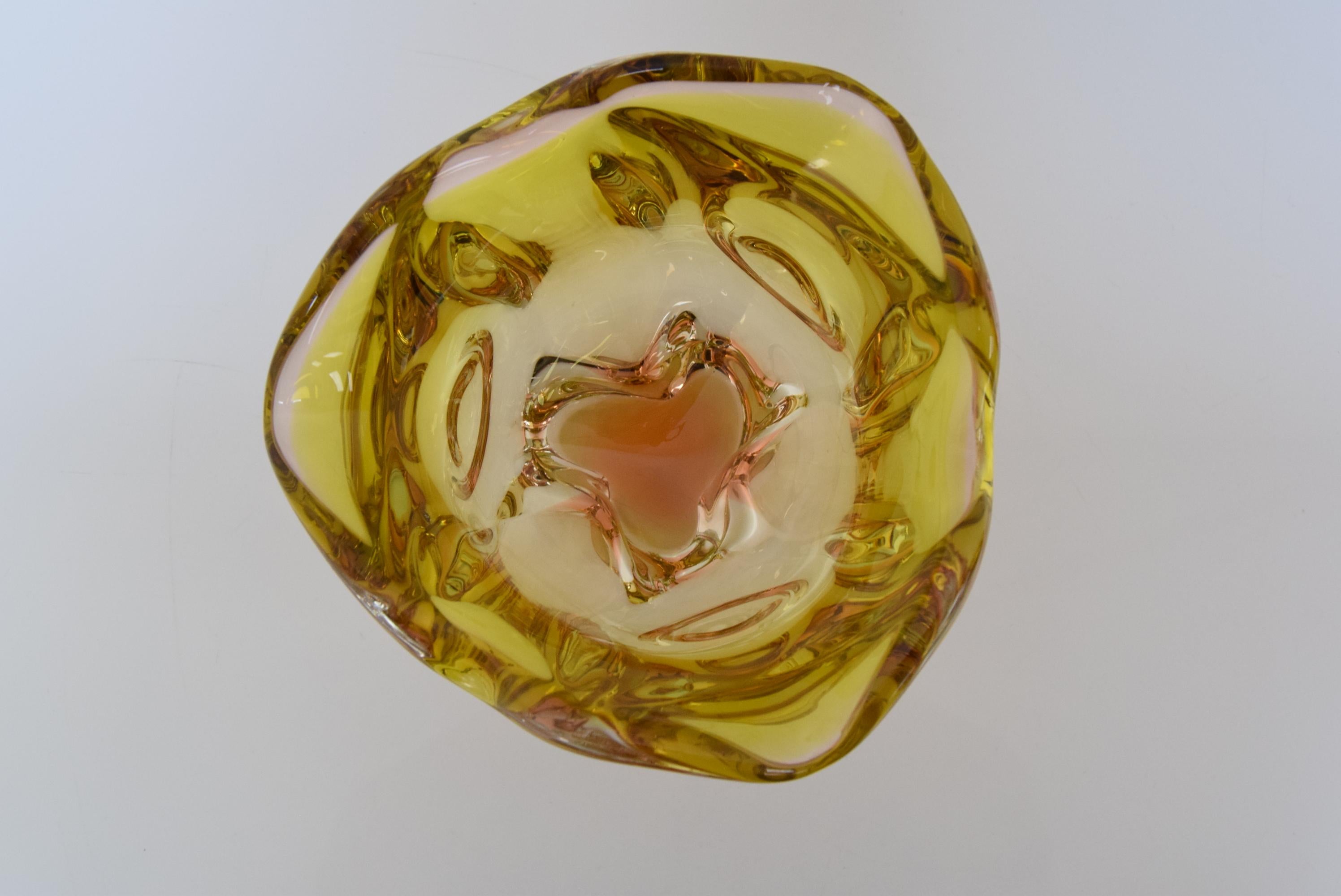 Metà XX secolo Ciotola in vetro artistico  di Josef Hospodka per Chribska Glassworks, 1960. in vendita
