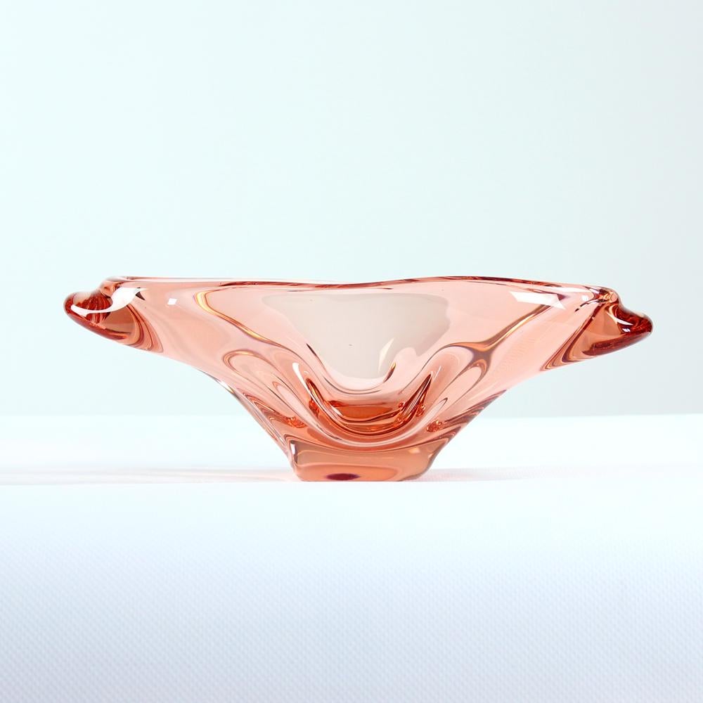 Beautiful bohemian art glass bowl by one of the Czechoslovakian greatest glass designers Josef Hospodka. The bowl is made of metallurgical art glass of pink glass. The design is very typical for the designer and very unique in form and elegant