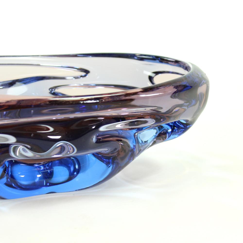 Art Glass Bowl in Blue by Jan Beranek for Skrdlovice, Czechoslovakia, circa 1960 For Sale 1