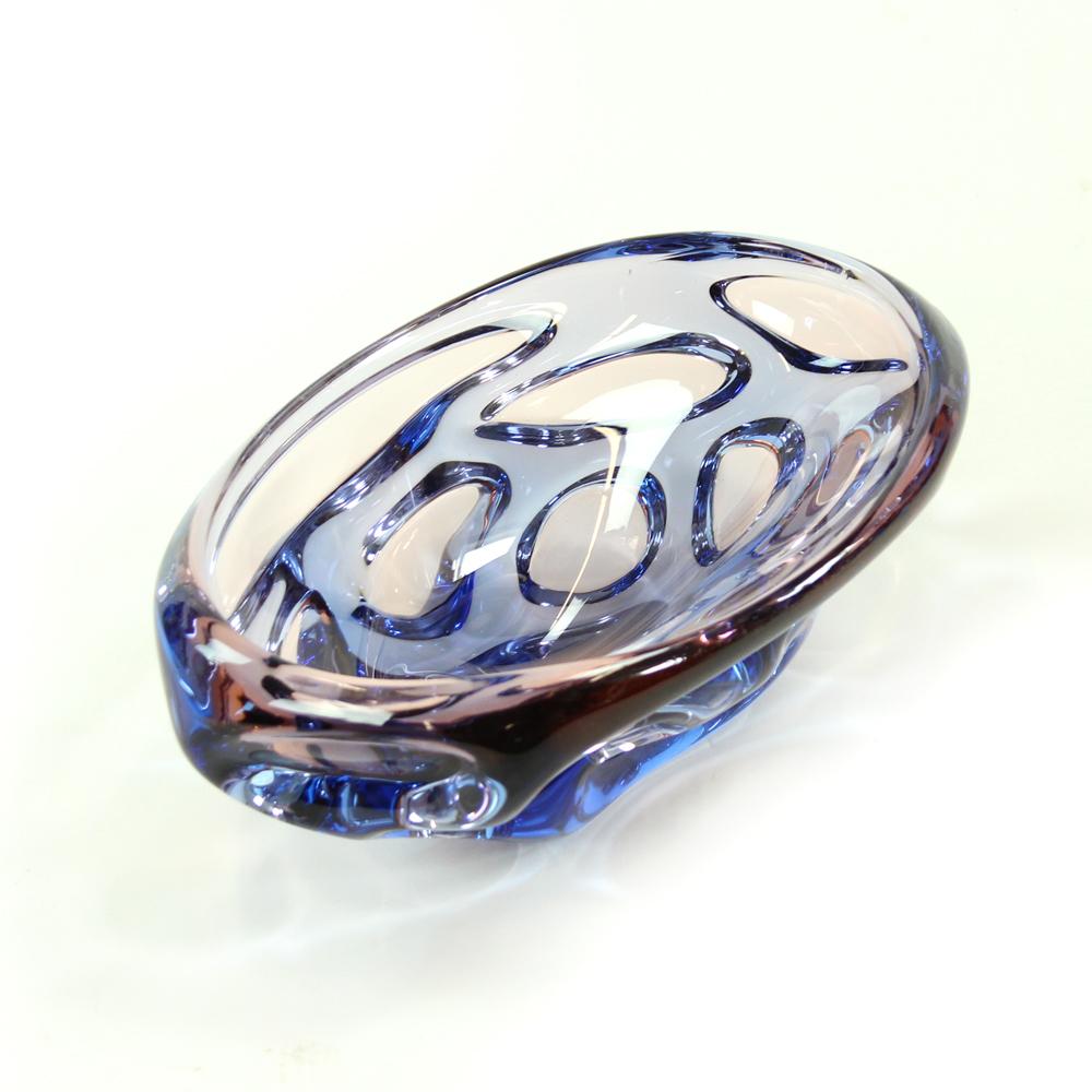 Art Glass Bowl in Blue by Jan Beranek for Skrdlovice, Czechoslovakia, circa 1960 For Sale 2