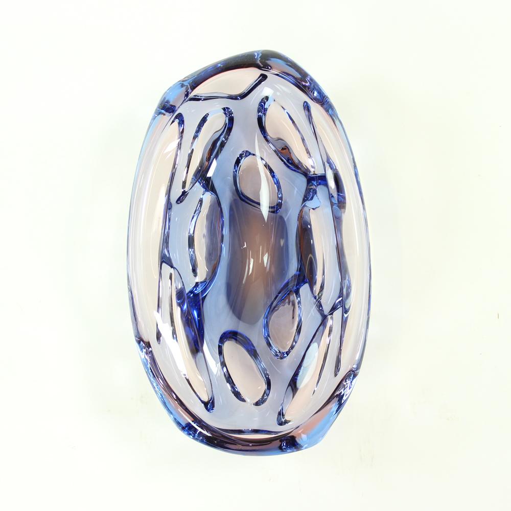 Art Glass Bowl in Blue by Jan Beranek for Skrdlovice, Czechoslovakia, circa 1960 For Sale 3