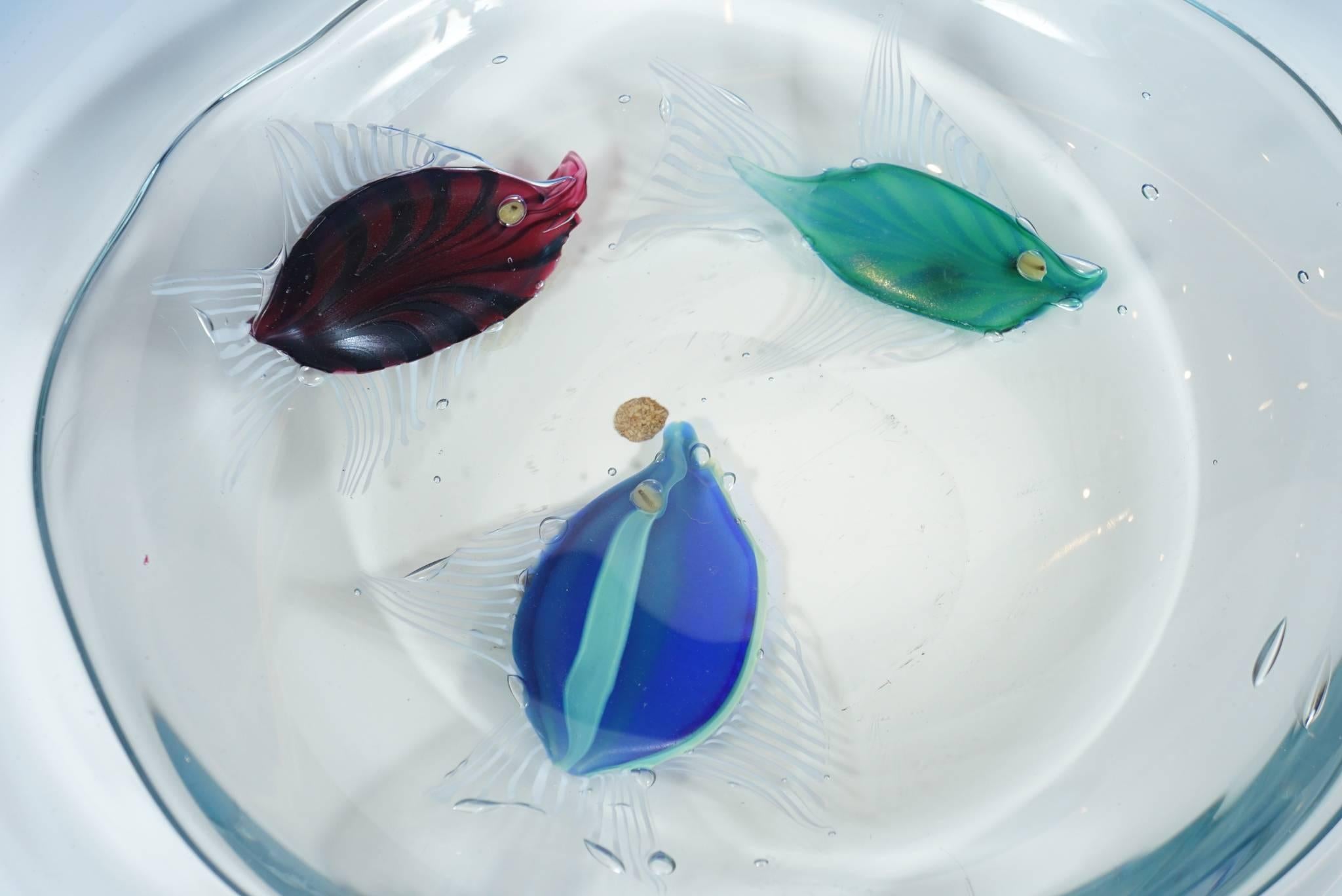 Art Glass Bowl with Three Fish in Blue In Excellent Condition For Sale In Hudson, NY