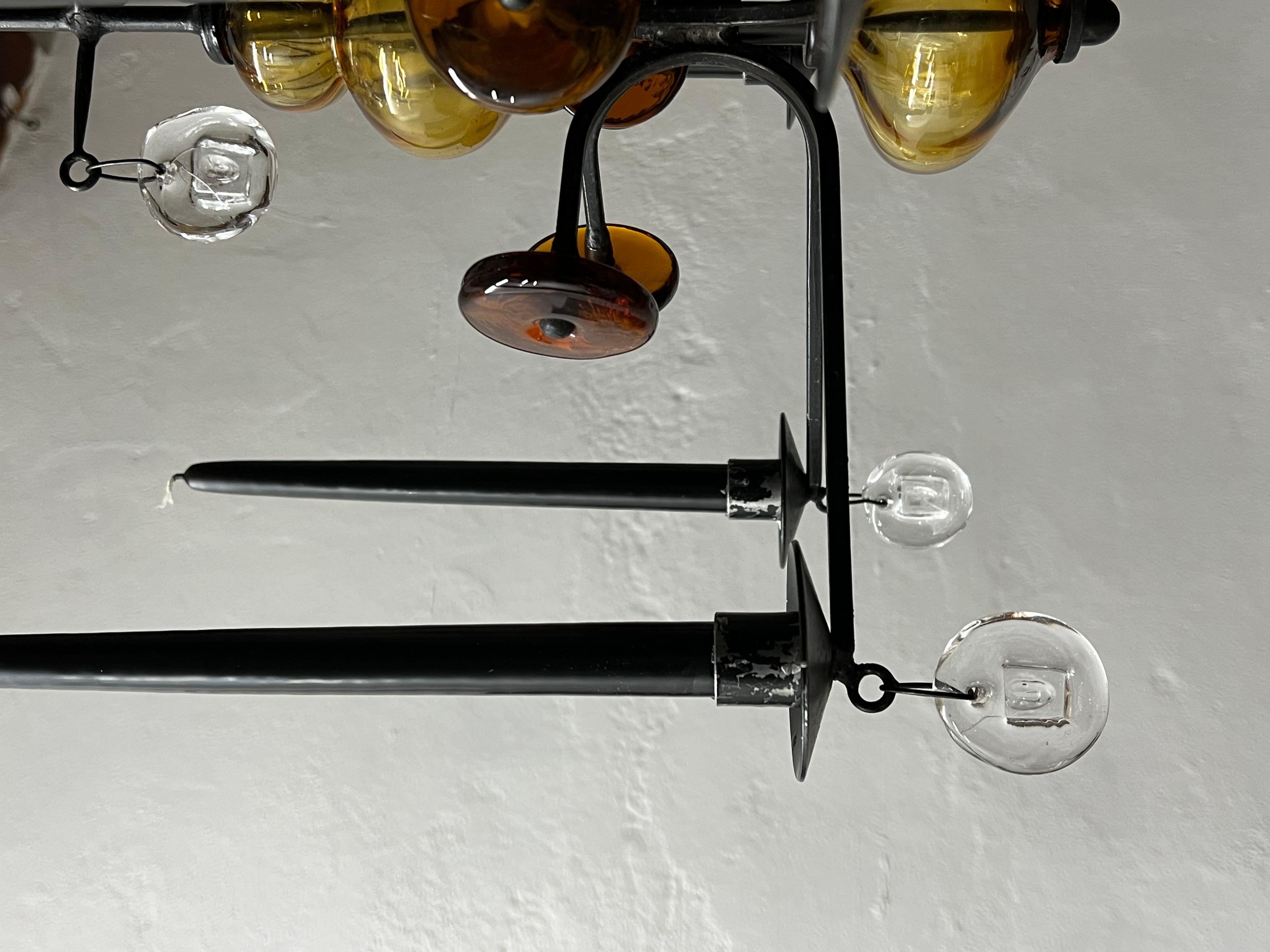 Vintage art glass chandelier designed by Erik Höglund for Boda in the 1970s.
Measurements: H (full / chandelier) 105 / 40 cm, D 46 cm.