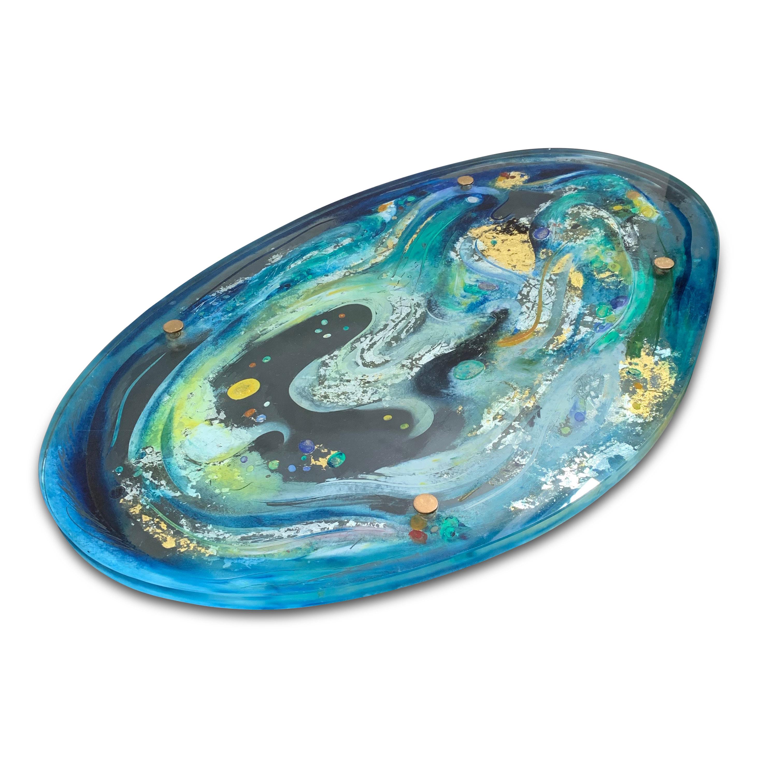 Pièce de service de forme oblongue avec des feuilles et des peintures dorées et argentées qui donnent à cette pièce l'aspect de l'univers en mouvement. Le verre a une épaisseur de 1