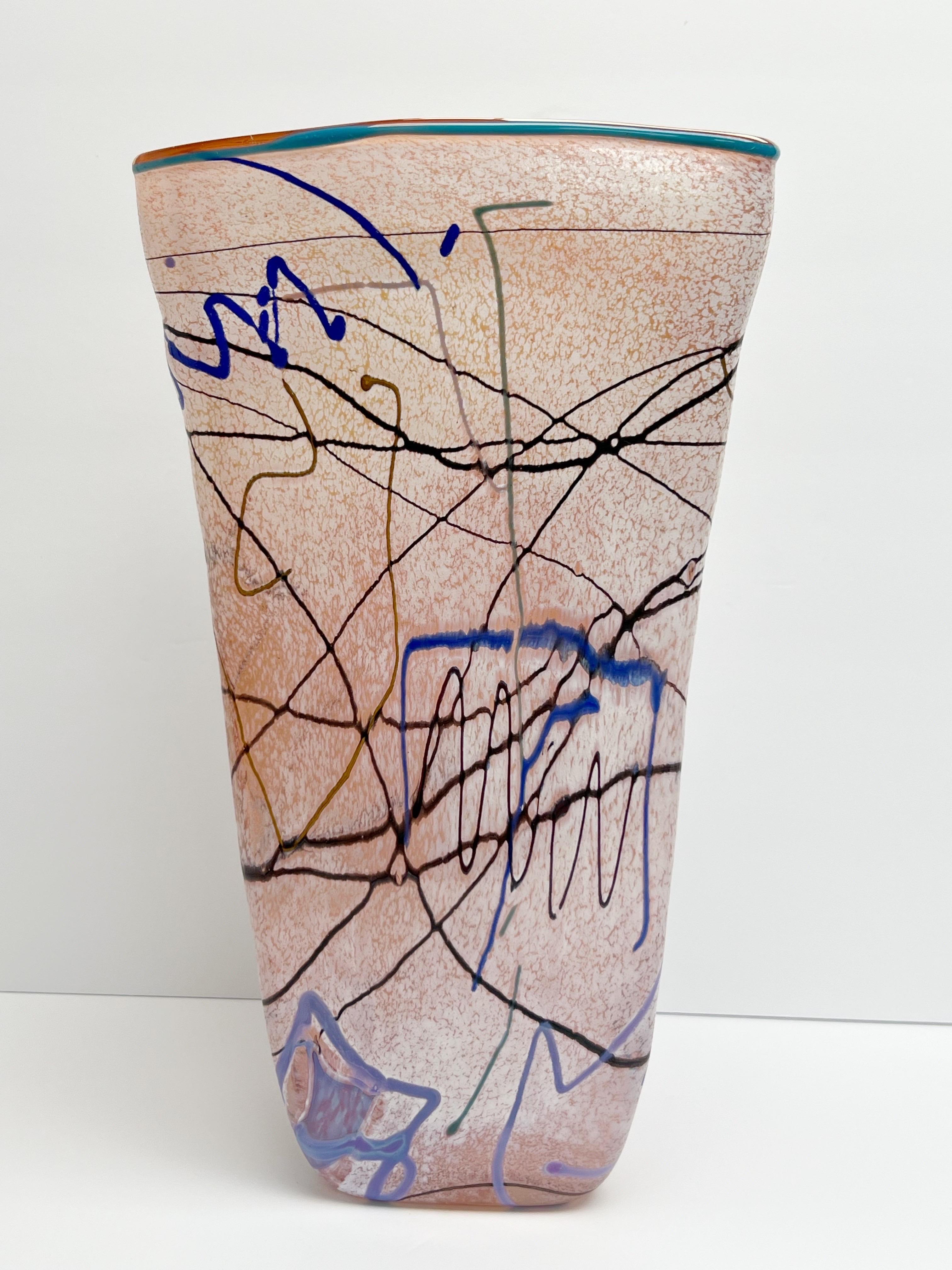 Bunte Vase aus Kunstglas von Taylor Backes (amerikanisch) im Angebot