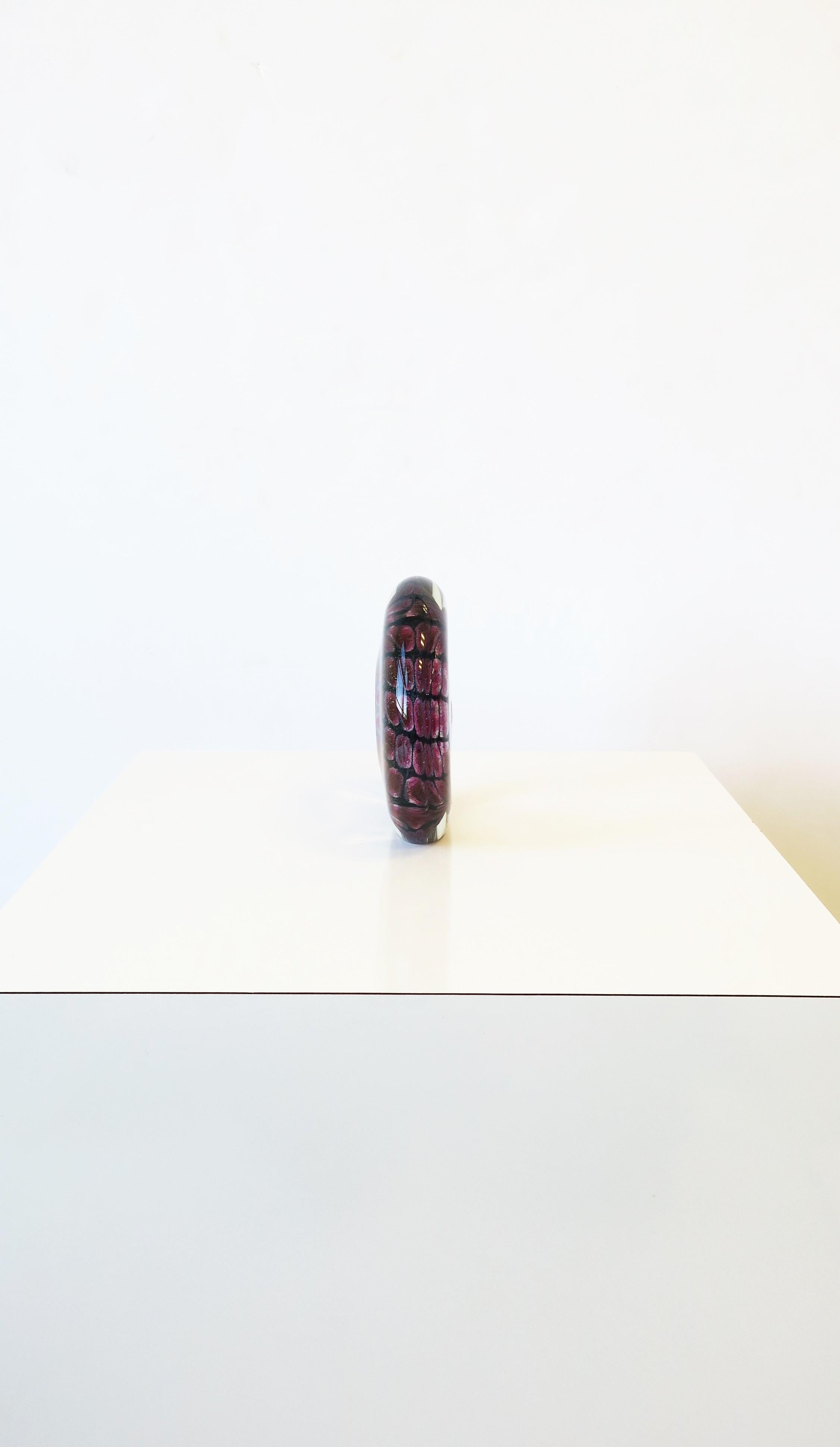 Deko-Objekt aus Kunstglas in Magenta und Rosa, signiert im Angebot 3