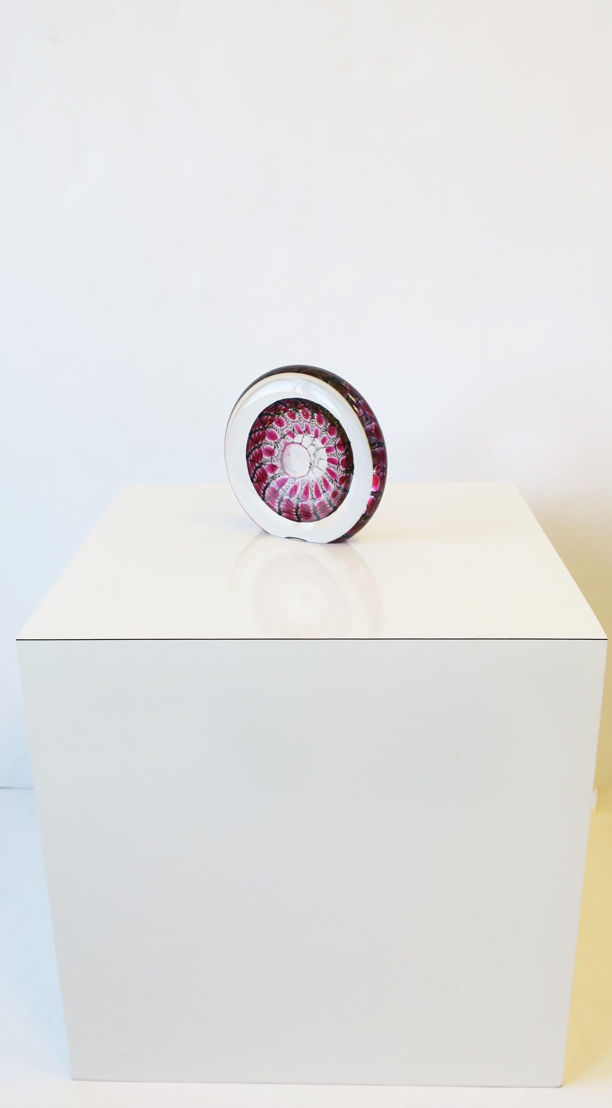 Deko-Objekt aus Kunstglas in Magenta und Rosa, signiert (Handgefertigt) im Angebot