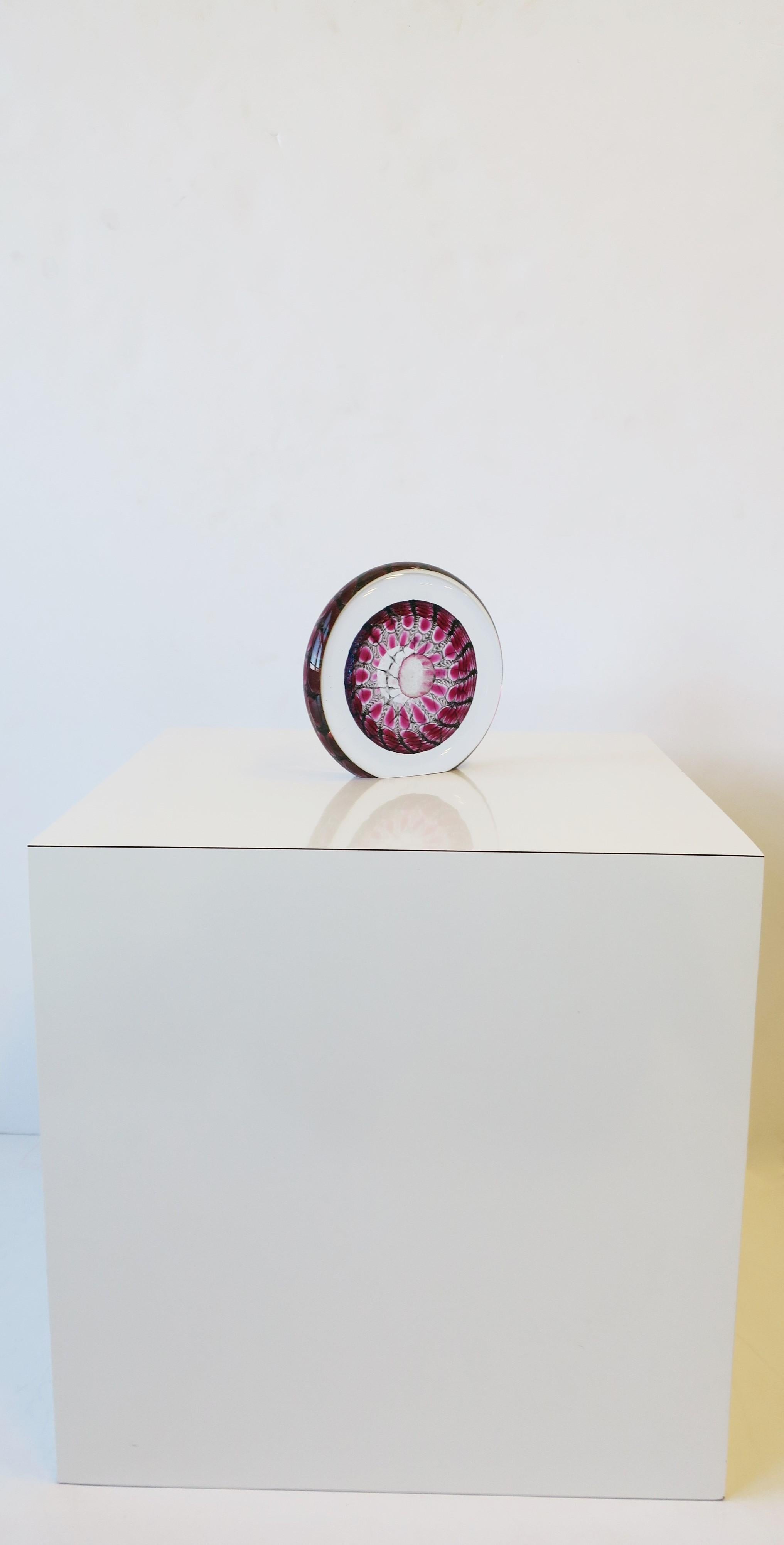 Deko-Objekt aus Kunstglas in Magenta und Rosa, signiert (Glaskunst) im Angebot