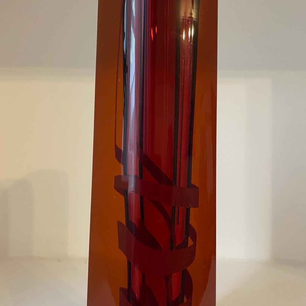 This art glass vase, handcrafted by renowned Czech designer Pavel Havelka, showcases a bold and chunky design with a vibrant spiral pattern. A captivating blend of modernity and lasting craftsmanship, perfect for making a statement in any space.750