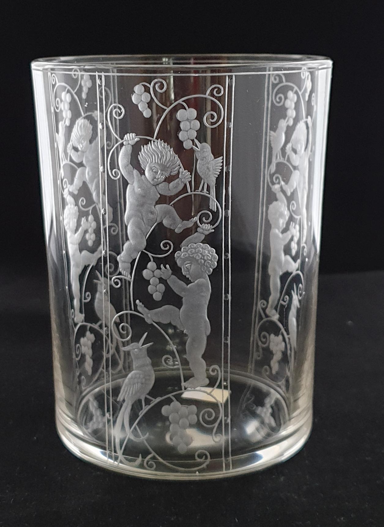 Fabulous art glass tumbler, designed by Michael Powolny, engraved by Max Rossler. 

Signed.