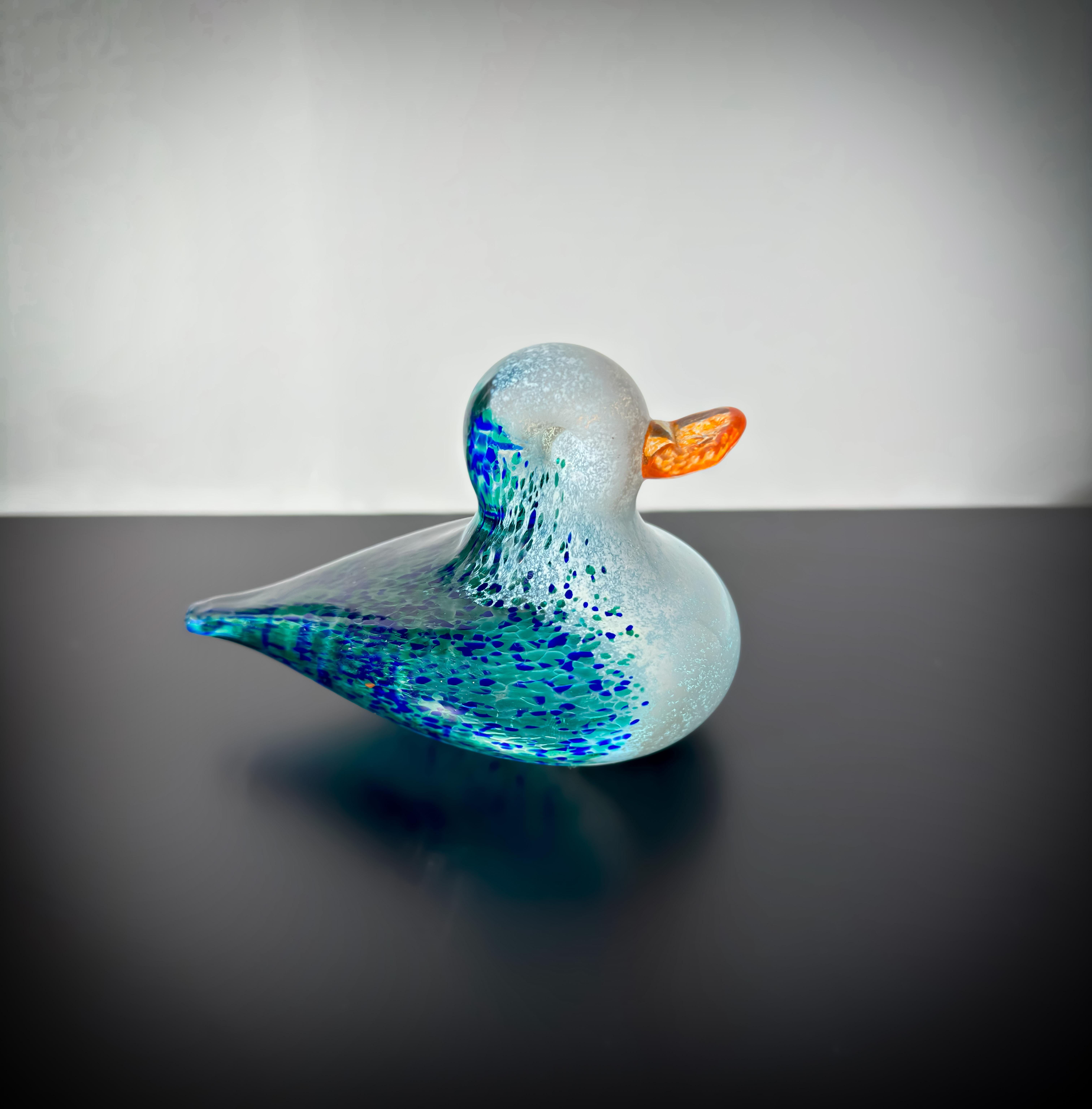 Fermacarte a forma di anatra in vetro del 1970, attribuito a Wedgewood, Inghilterra

Realizzato con una base di vetro cristallino, questo colorato fermacarte in vetro è stato meticolosamente modellato a mano a forma di anatra. Decorato con schizzi