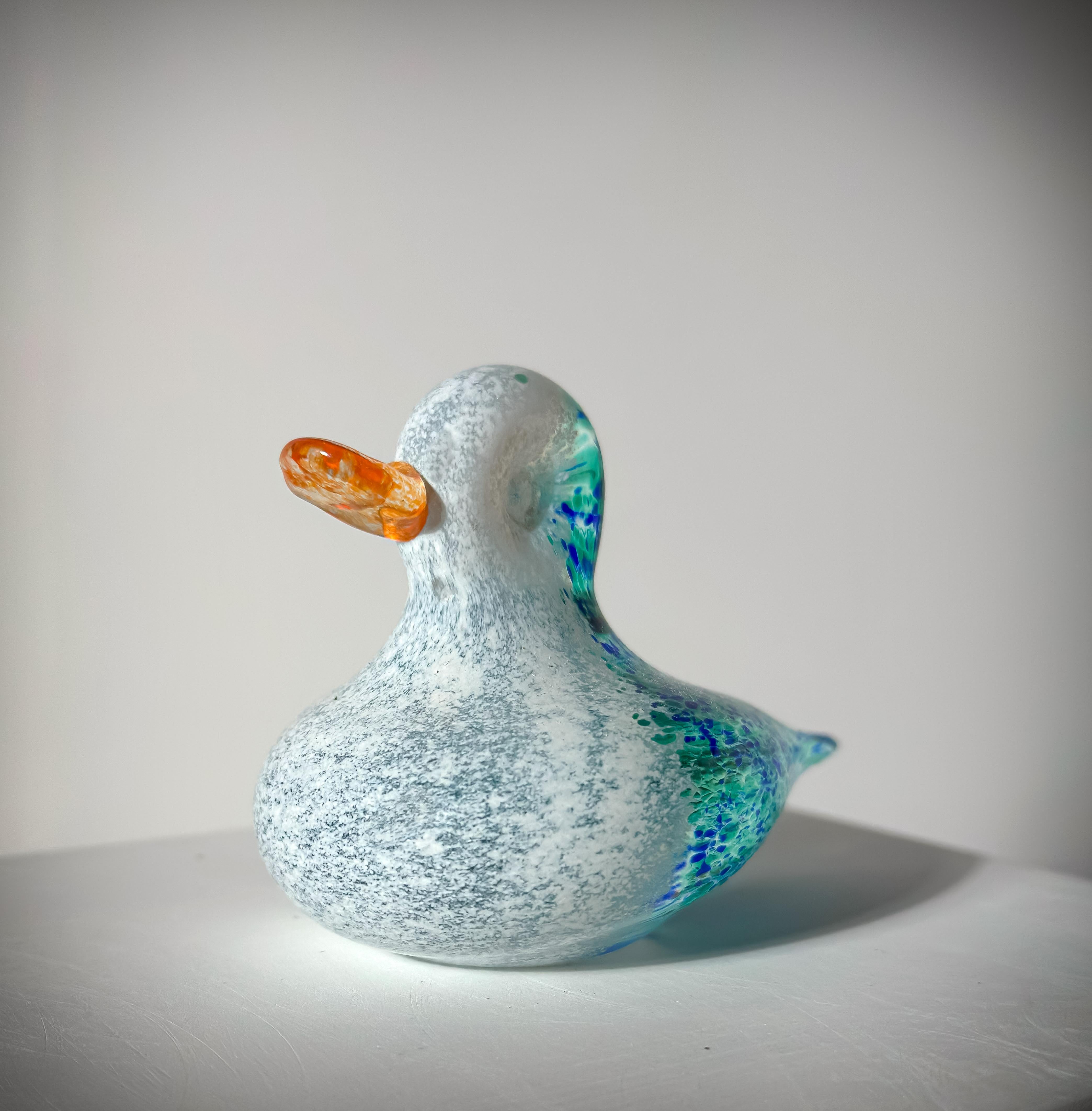 Britannico Fermacarte a forma di anatra in vetro attribuito a Wedgewood, Inghilterra, anni '70 in vendita