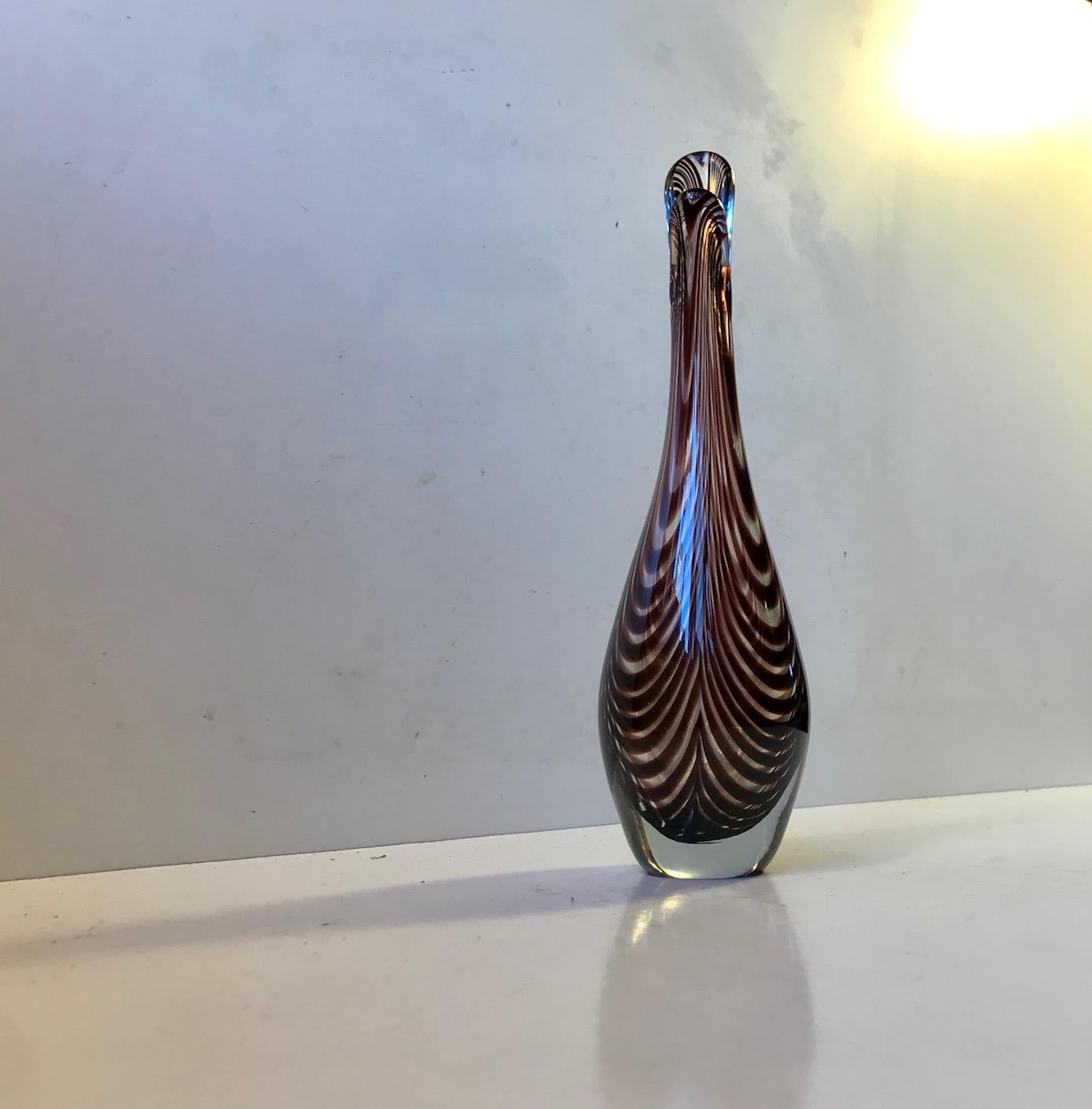 Ce vase soufflé à la main de façon organique évoque Murano, mais il est en fait danois. Pour des raisons évidentes, ce modèle s'appelle le vase Caneton et ressemble au bec d'un canard. Il est fait de verre soufflé. Ce dessin de Lütken date de 1952