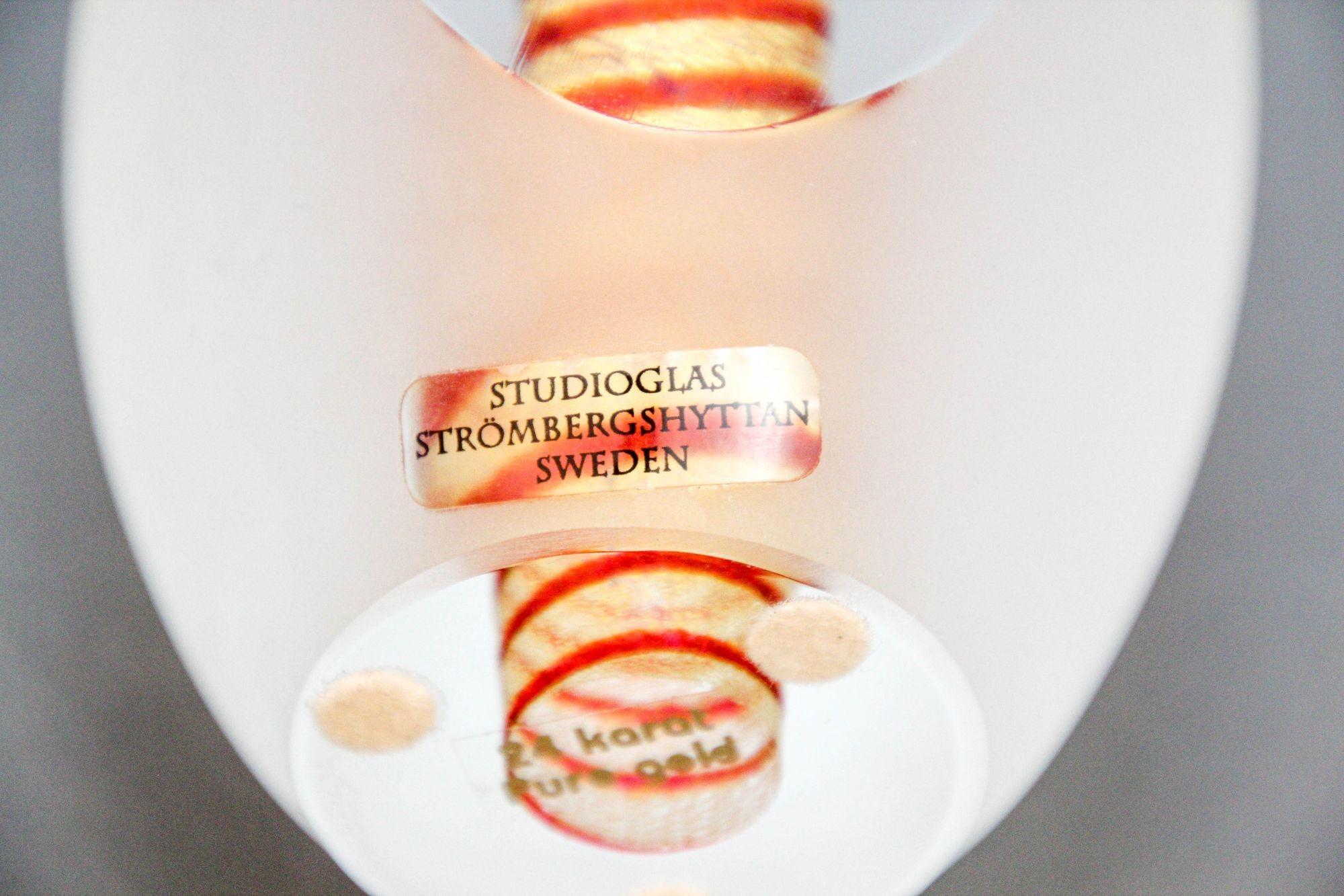 Art Glass Egg Sculpture Paperweight by Studioglas Strombergshyttan Sweden 1970s For Sale 4