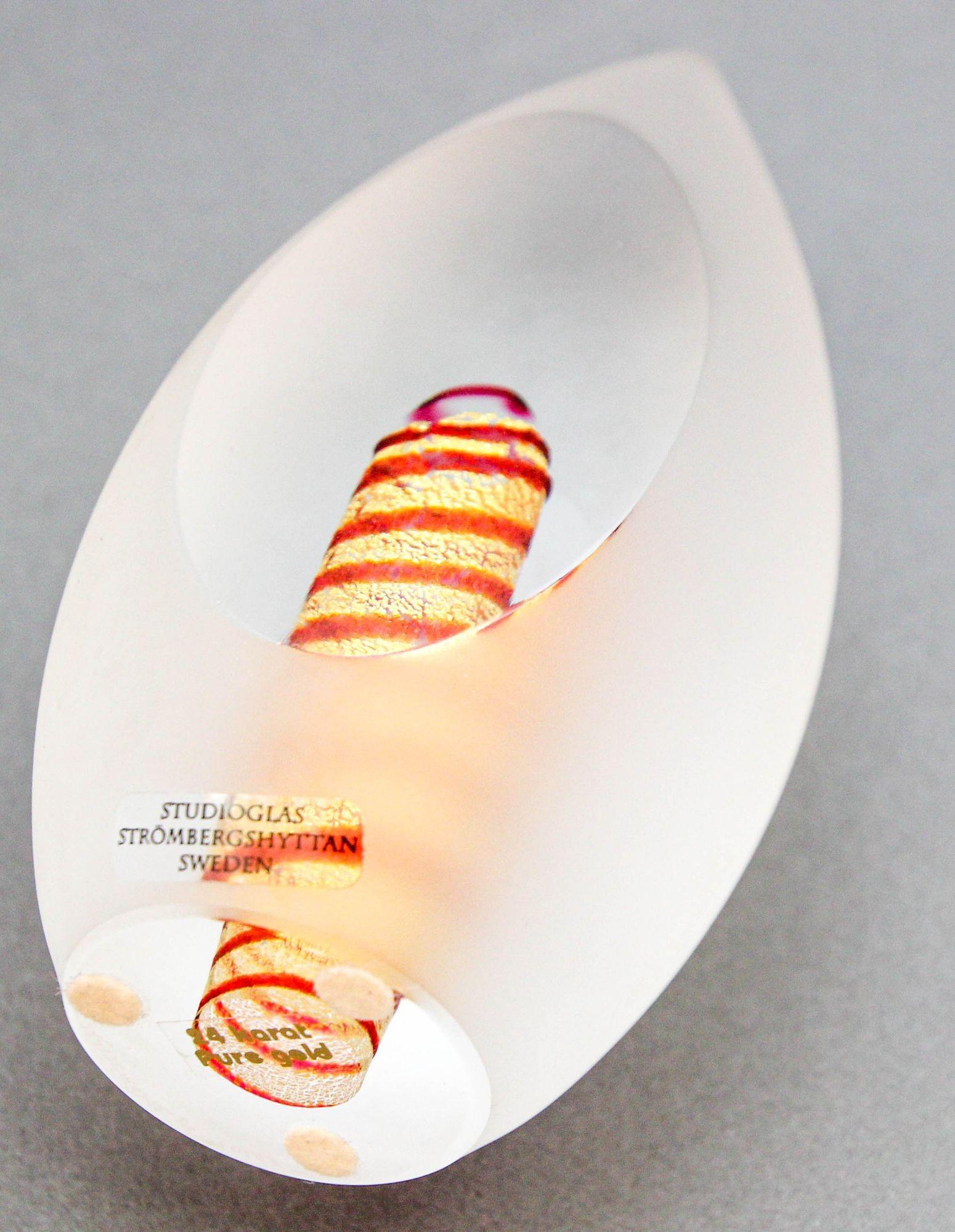 Art Glass Egg Sculpture Paperweight by Studioglas Strombergshyttan Sweden 1970s For Sale 2
