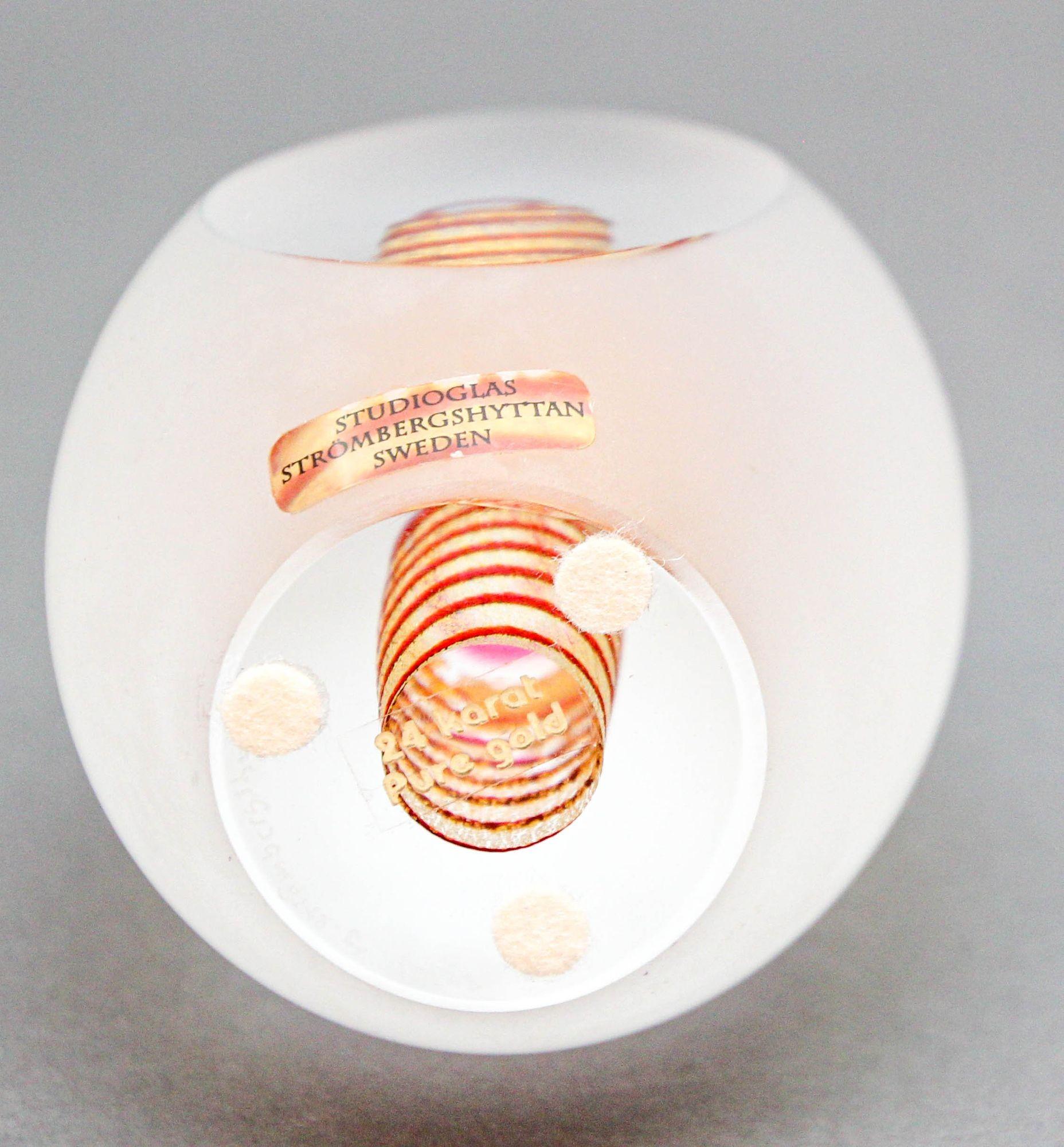 Art Glass Egg Sculpture Paperweight by Studioglas Strombergshyttan Sweden 1970s For Sale 3