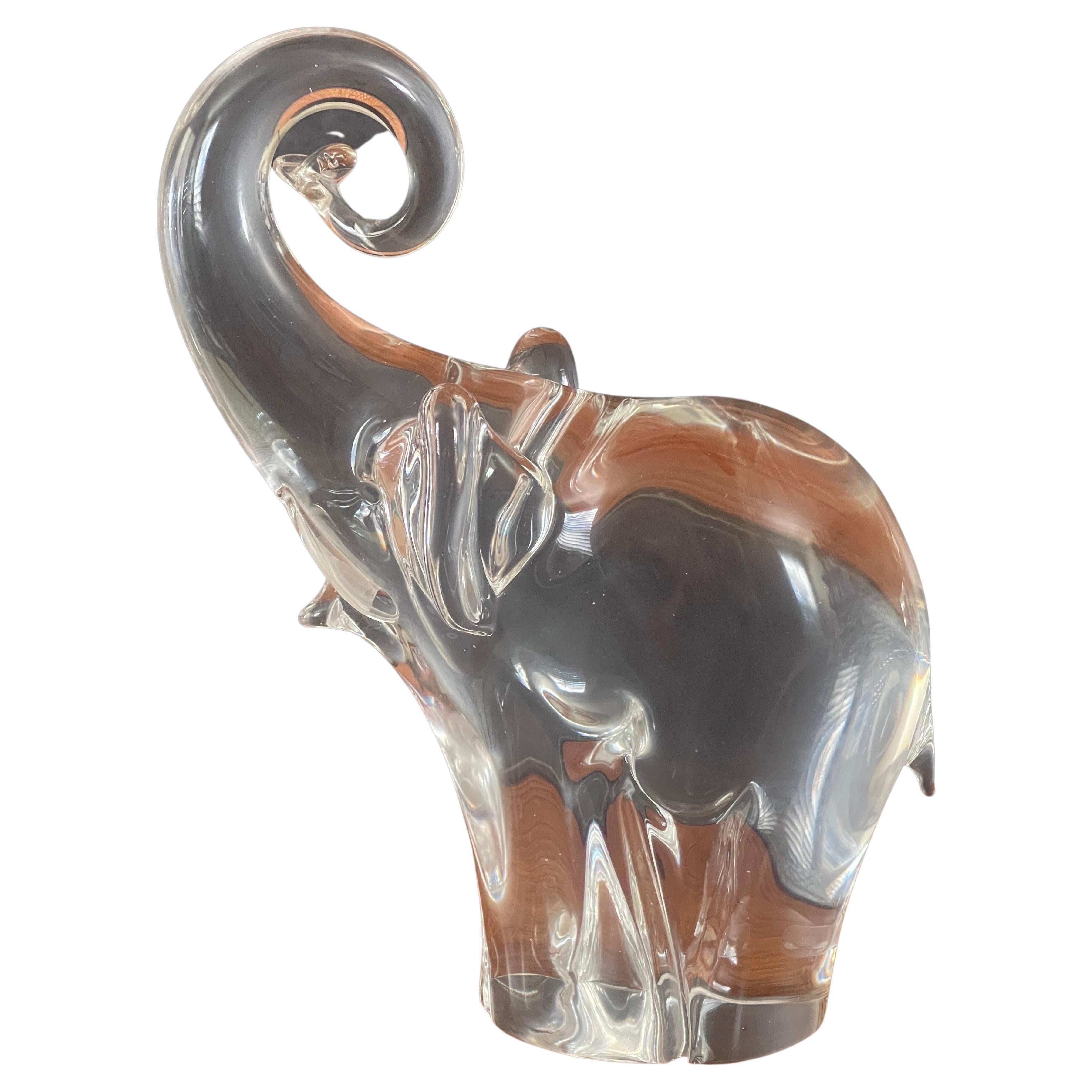 Magnifique sculpture d'éléphant en verre d'art par Oggetti pour Murano glass, vers les années 1970. La sculpture est en très bon état, sans éclats ni fissures (quelques rayures sur le dessous) et mesure 8 