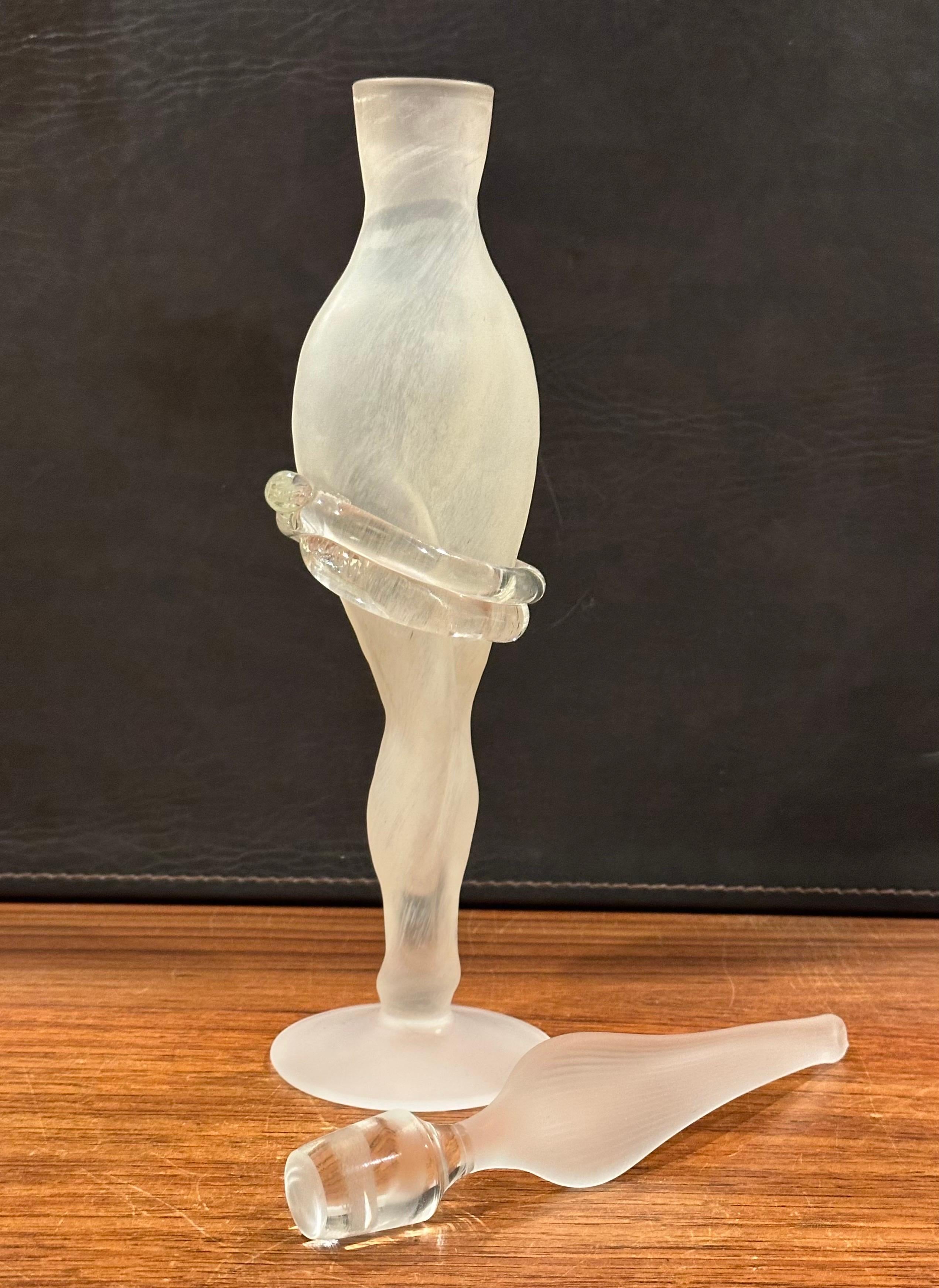 Frasco de perfume figurativo de vidrio artístico con tapón de Elena Graure Manta en venta 3