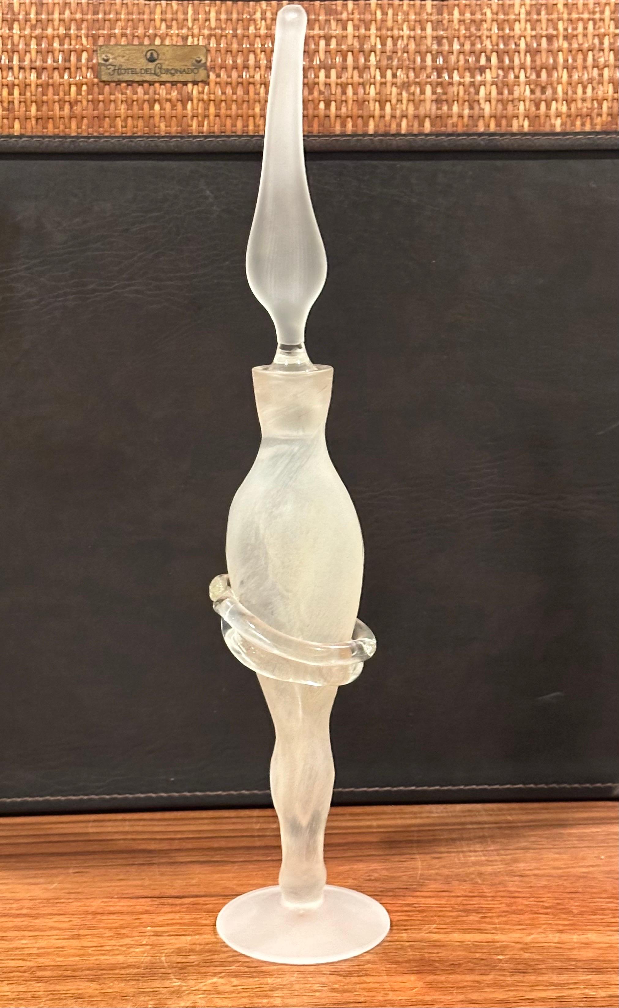 Frasco de perfume figurativo de vidrio artístico con tapón de Elena Graure Manta Alemán en venta