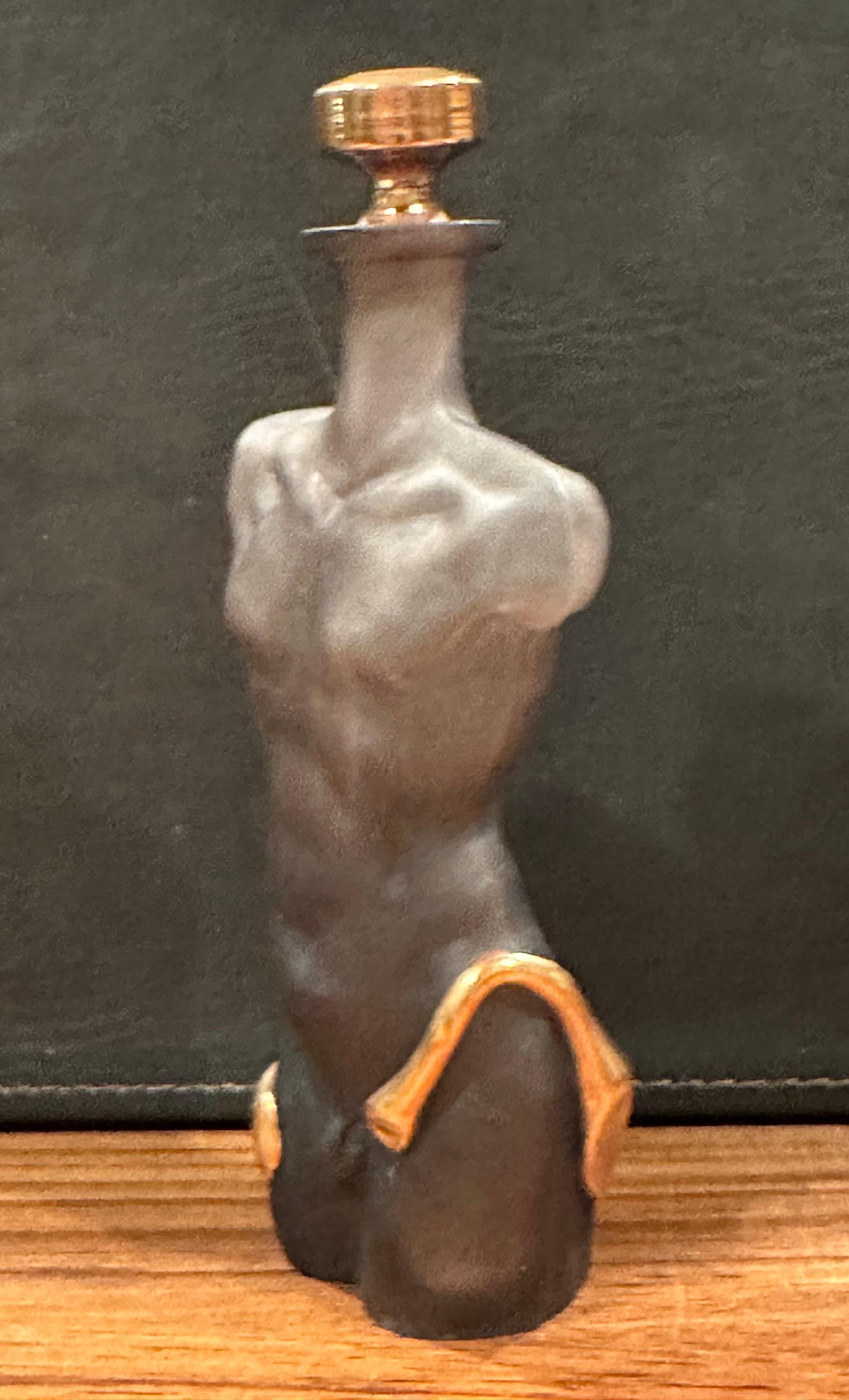 XX secolo Bottiglia di profumo figurativa in vetro artistico con tappo di Elena Graure Manta in vendita