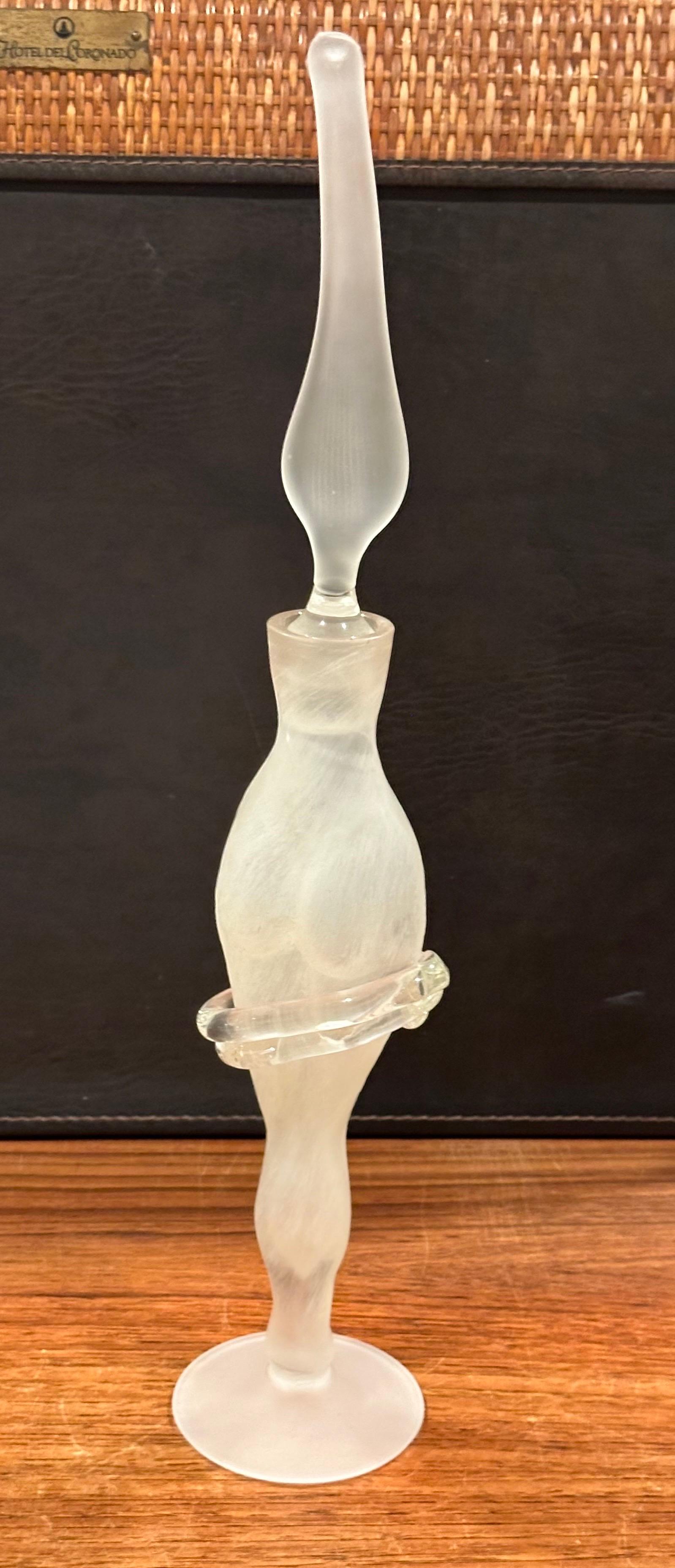 Frasco de perfume figurativo de vidrio artístico con tapón de Elena Graure Manta siglo XX en venta