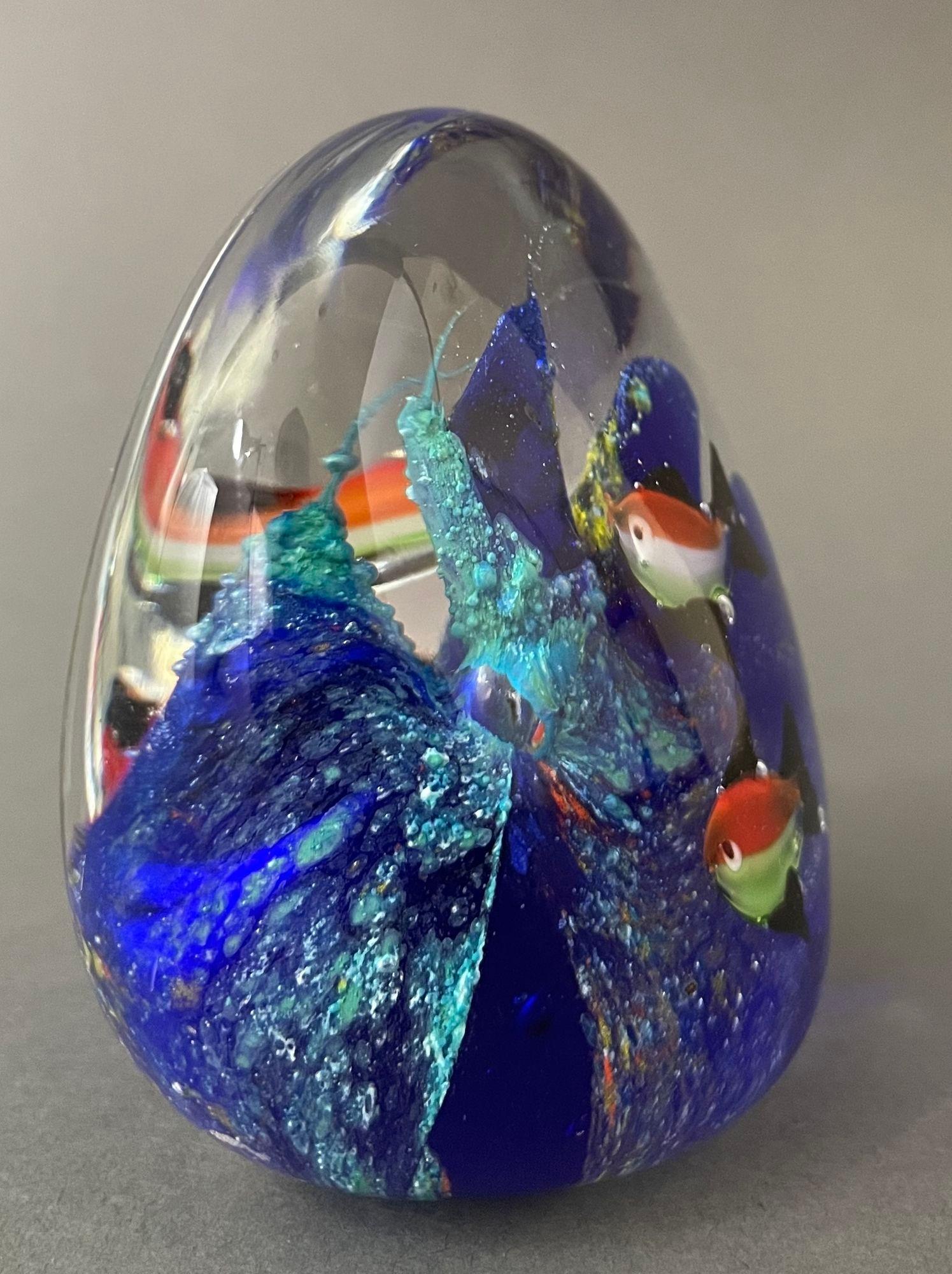 Art Glass Fish in the Ocean Aquarium Bubbles Paperweight 1960s For Sale 5