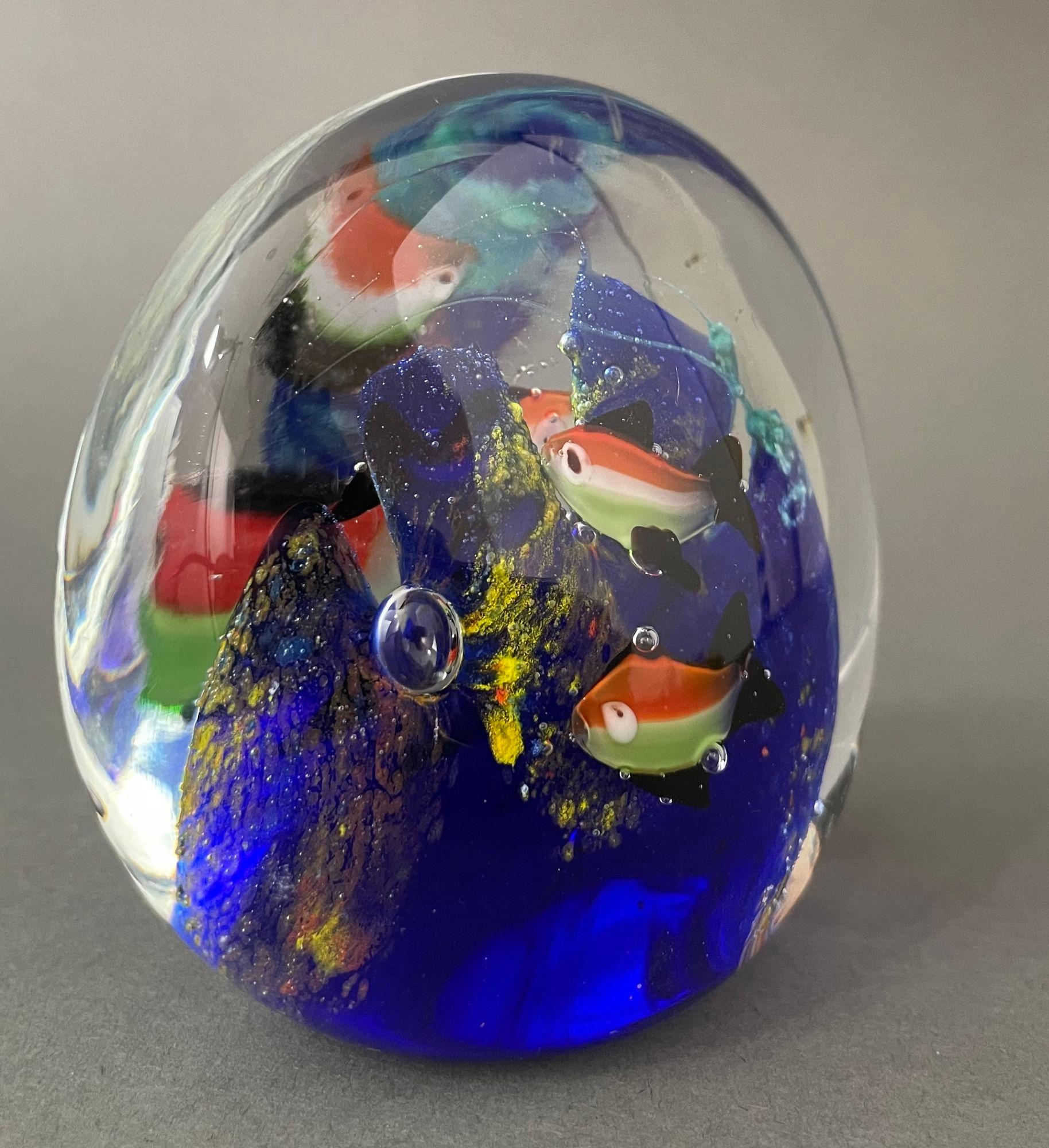 Art Glass Fish in the Ocean Aquarium Bubbles Paperweight 1960s For Sale 7