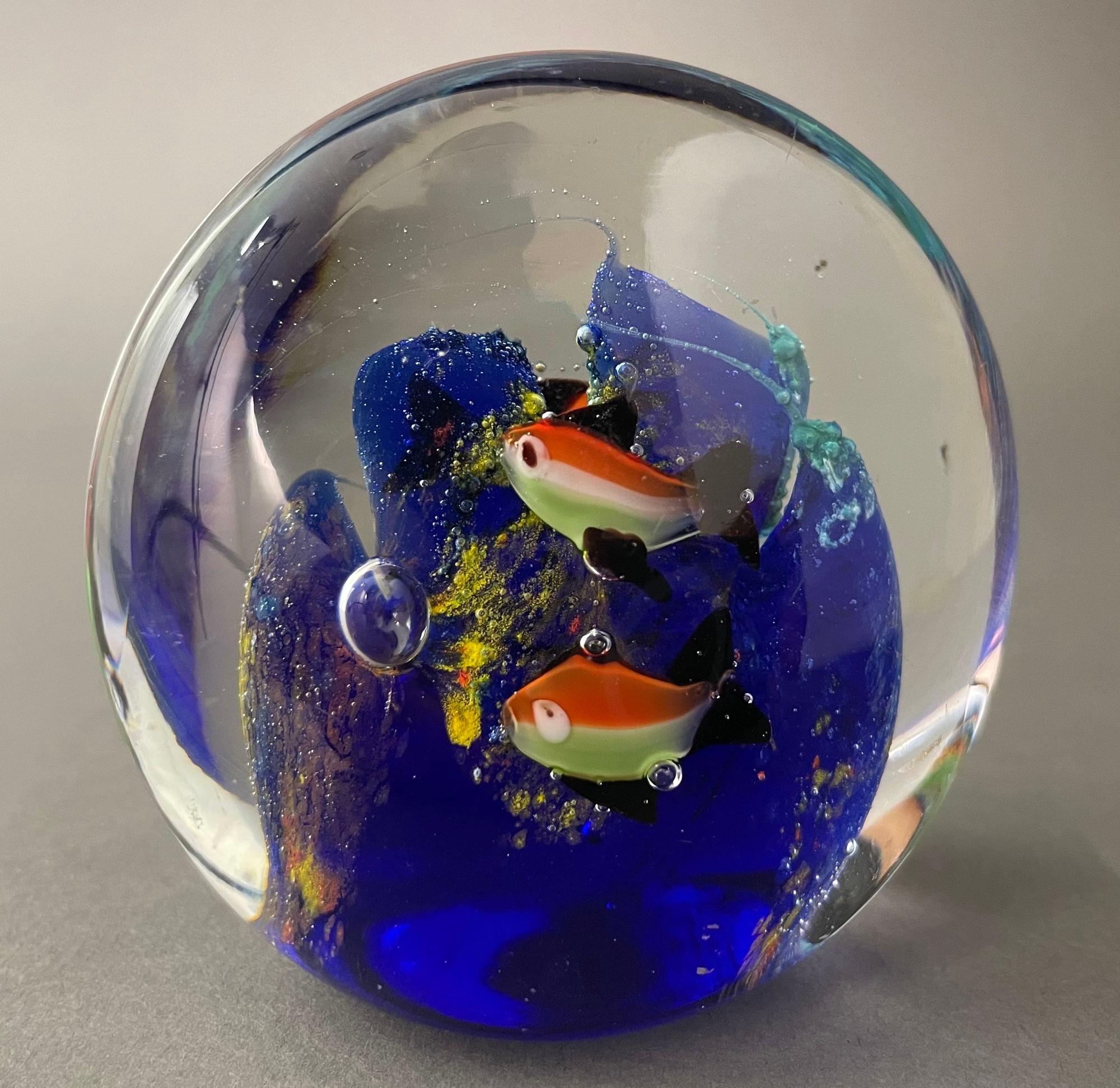 Art Glass Fish in the Ocean Aquarium Bubbles Briefbeschwerer 1960er Jahre.
Der orangefarbene Art-Glass-Briefbeschwerer 