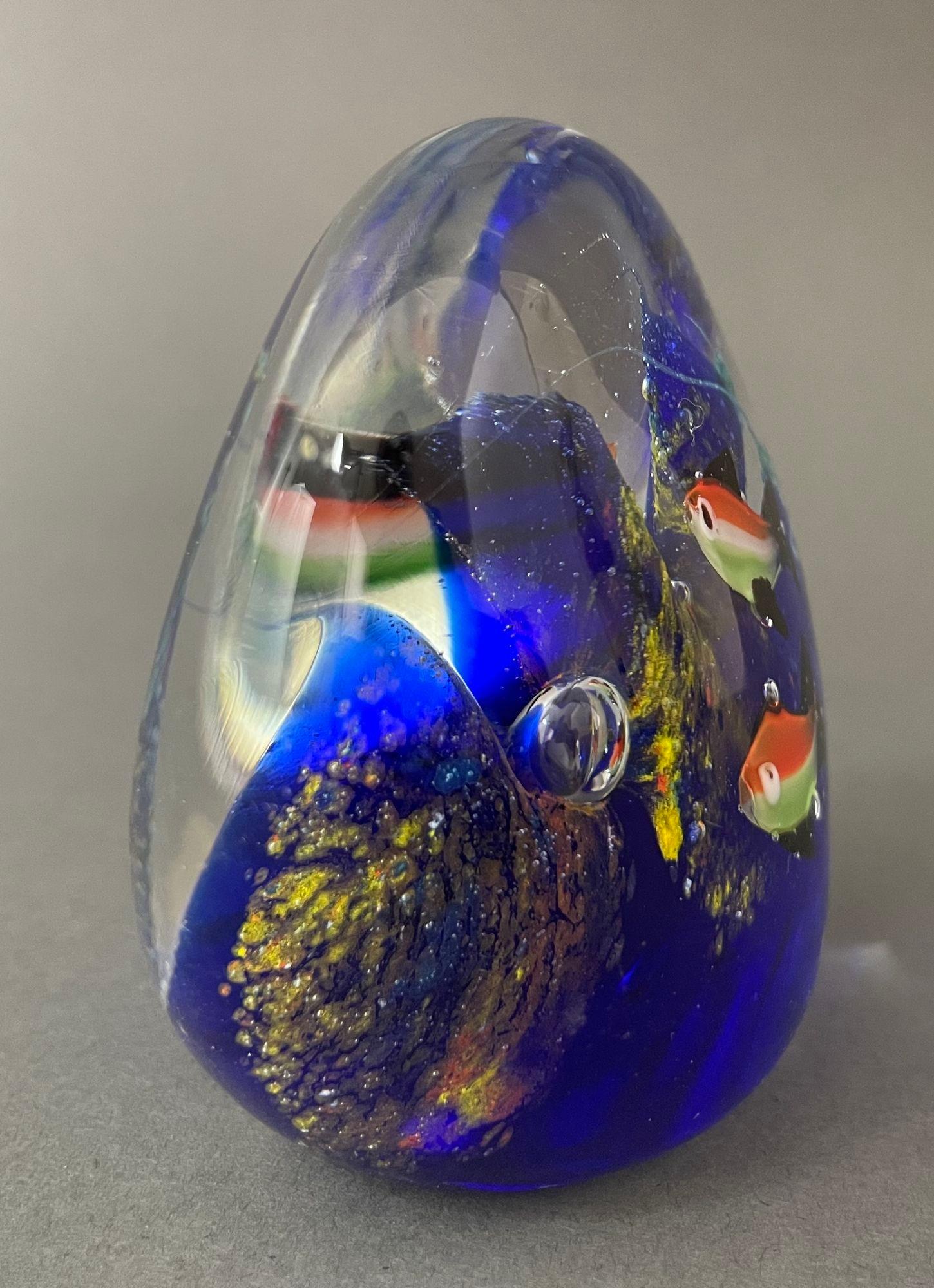 Mid-Century Modern Art Glass Fish in the Ocean Aquarium Bubbles Paperweight 1960s For Sale