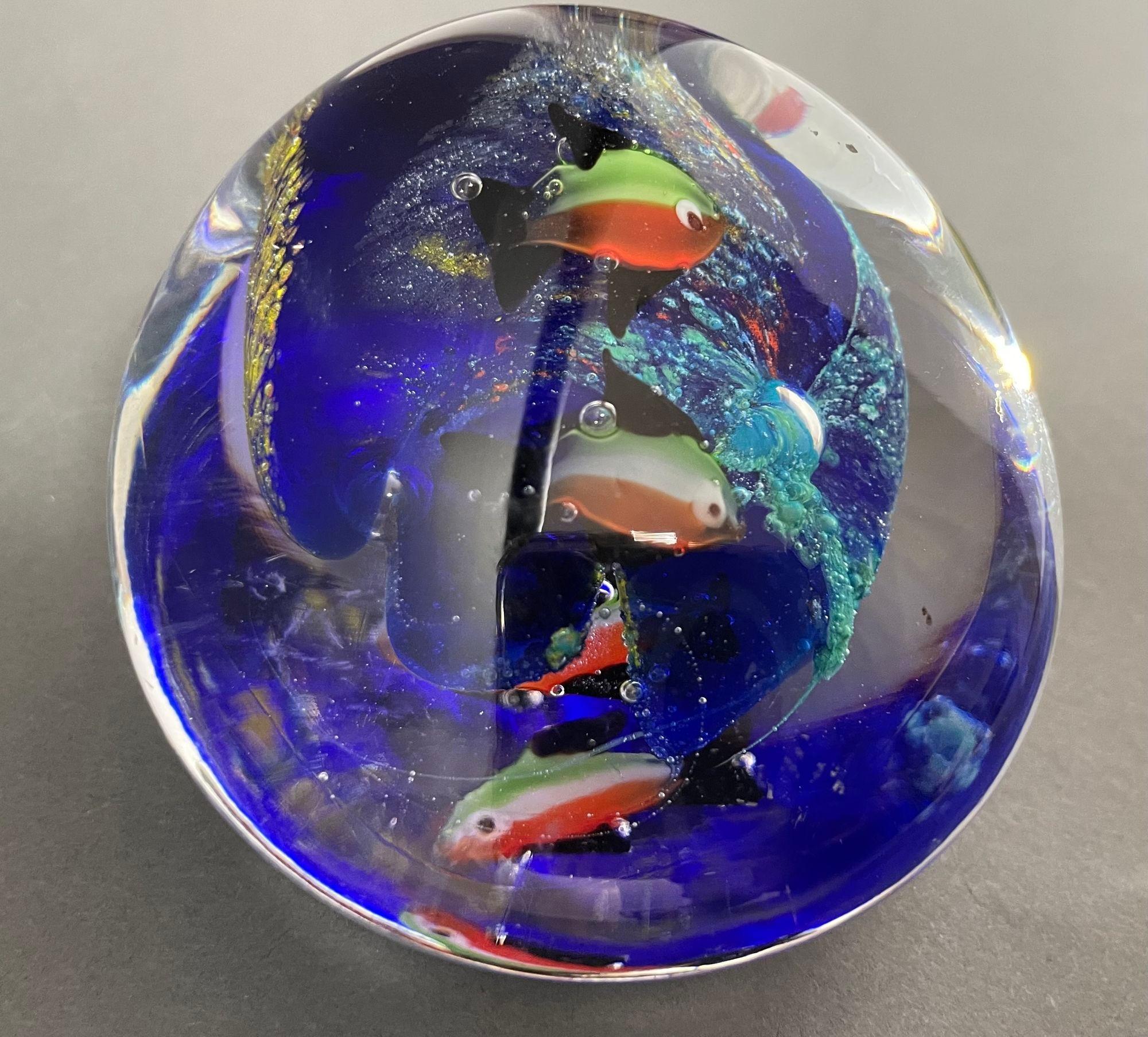 Art Glass Fish in the Ocean Aquarium Bubbles Paperweight 1960s In Good Condition For Sale In North Hollywood, CA