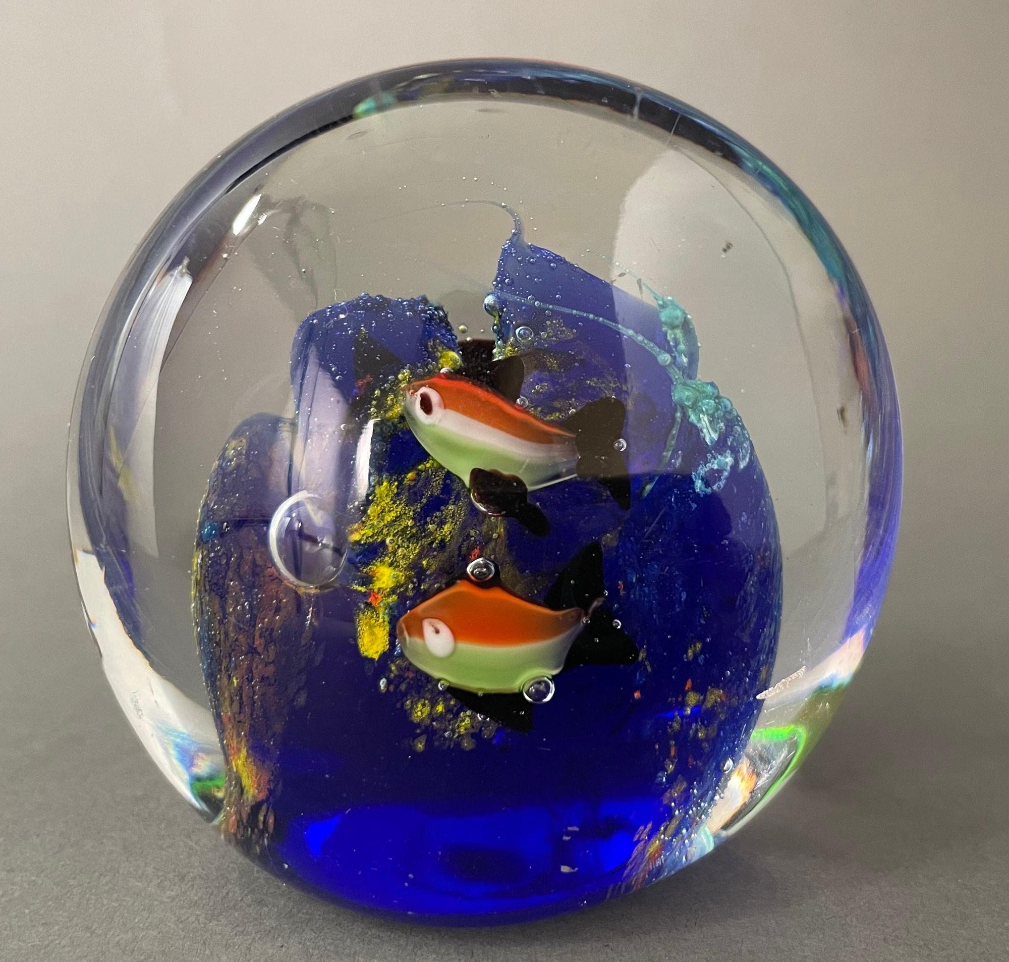 Art Glass Fish in the Ocean Aquarium Bubbles Paperweight 1960s For Sale 2
