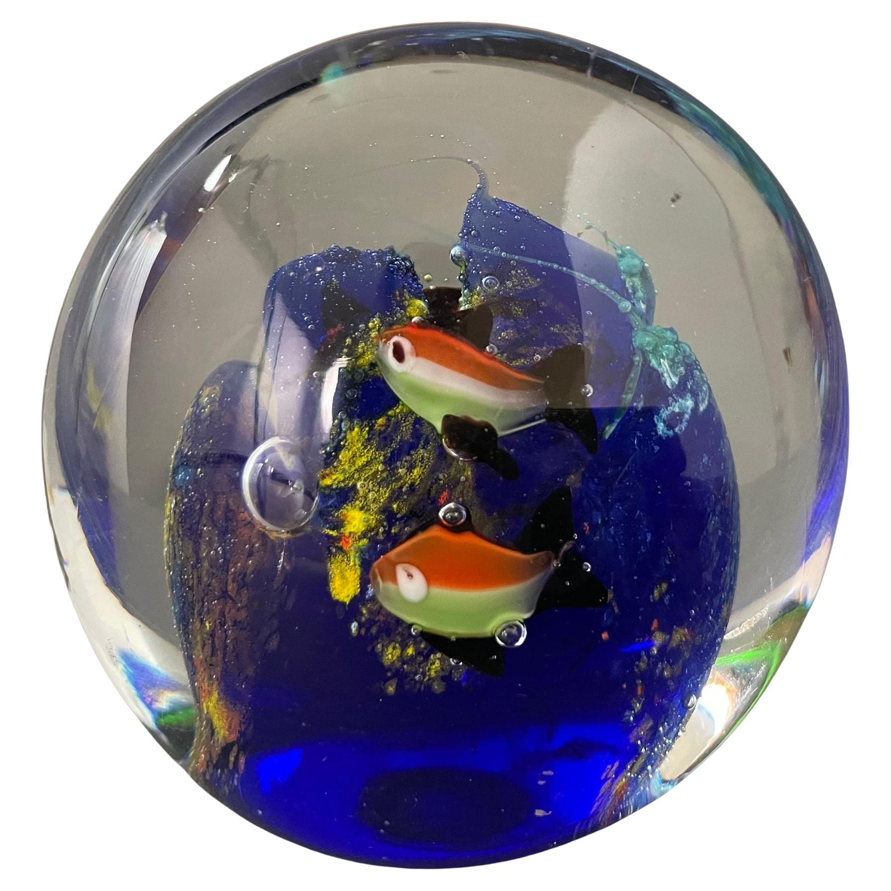 Presse-papiers d'art en verre « Fish in the Ocean » avec bulles d'aquarium des années 1960