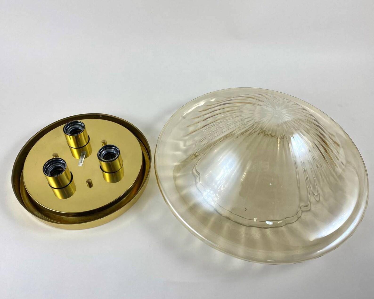 Laiton Plafonnier à encastrer en verre d'art Plafonnier en verre et laiton doré à encastrer en vente
