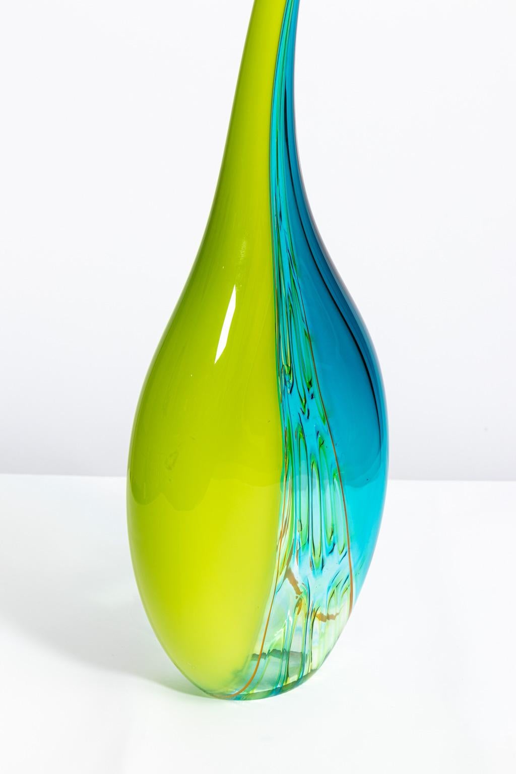 Kunstglas Gänsehalsvase. 36.00 Zoll hoch. Vom Künstler signiert. Lebendige, fließende Farben. Blau-grün. Gelber Ripple-Effekt in der Mitte.