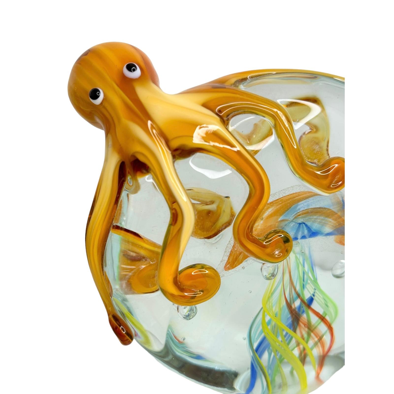 Fait main Presse-papiers d'un aquarium géant en verre d'art avec octope et poissons jaunes, Italie, années 1980 en vente