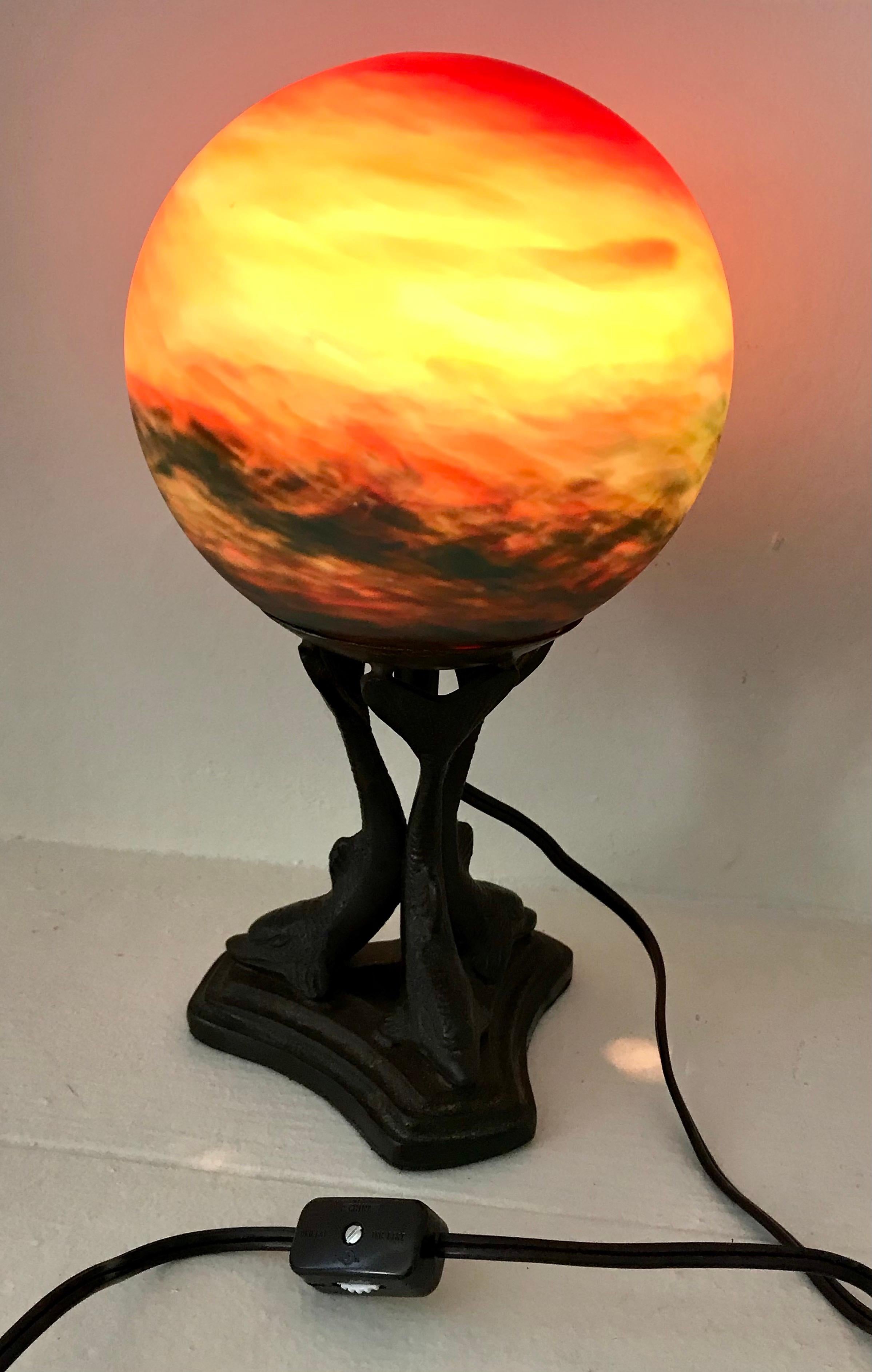 Américain Lampe de table Globe en verre d'art monte sur socle dauphin en bronze, poque Art Dco en vente