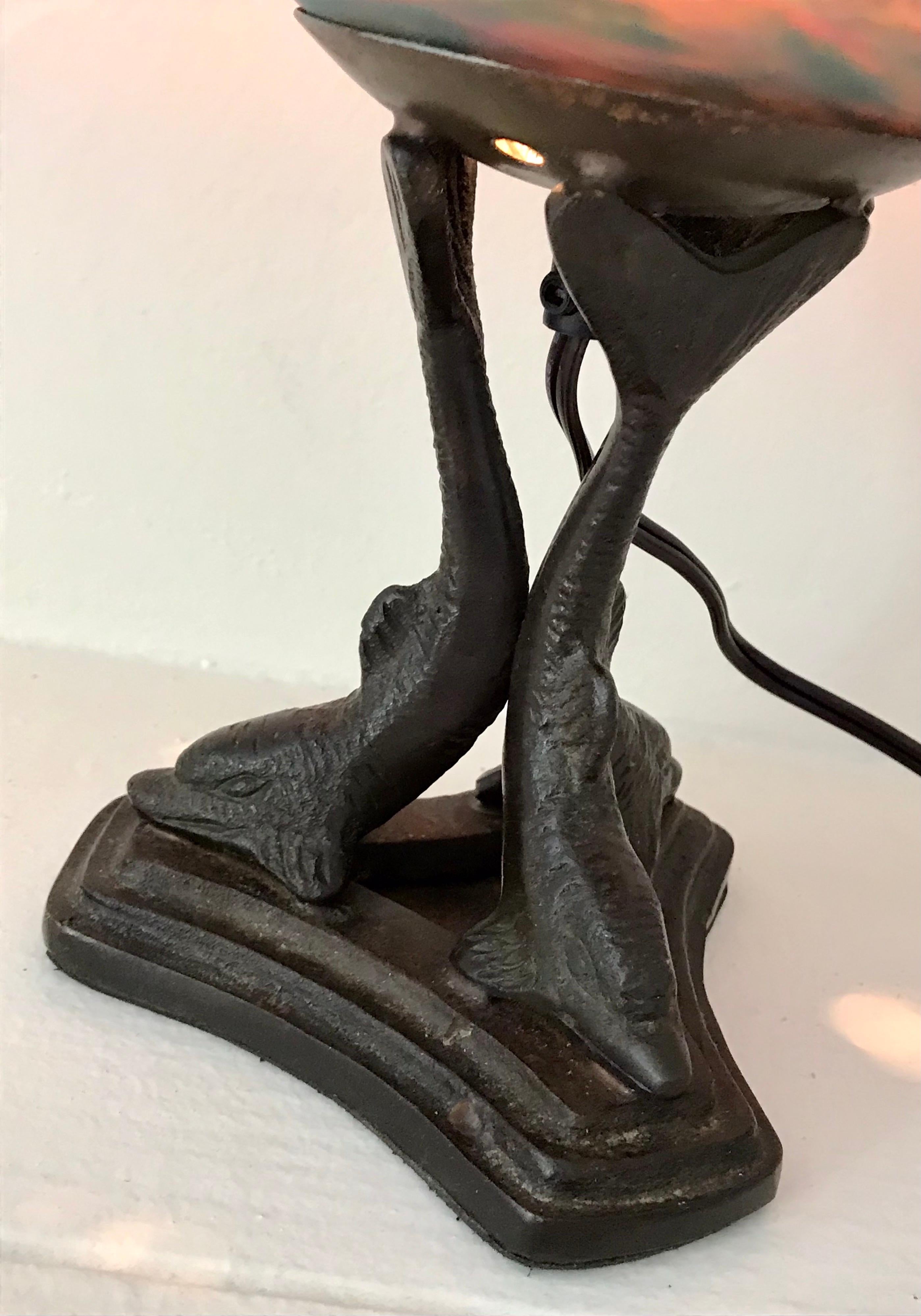 Lampe de table Globe en verre d'art monte sur socle dauphin en bronze, poque Art Dco Bon état - En vente à Bedford Hills, NY
