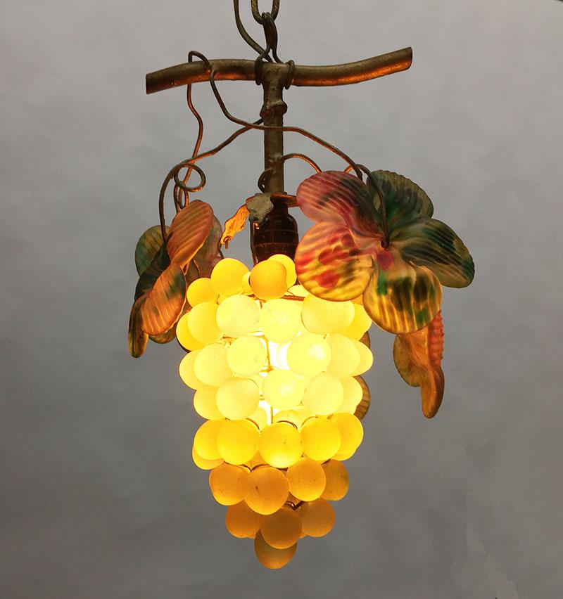 Lampada a sospensione con uva in vetro artistico di Murano, 1920 In condizioni buone in vendita a Delft, NL