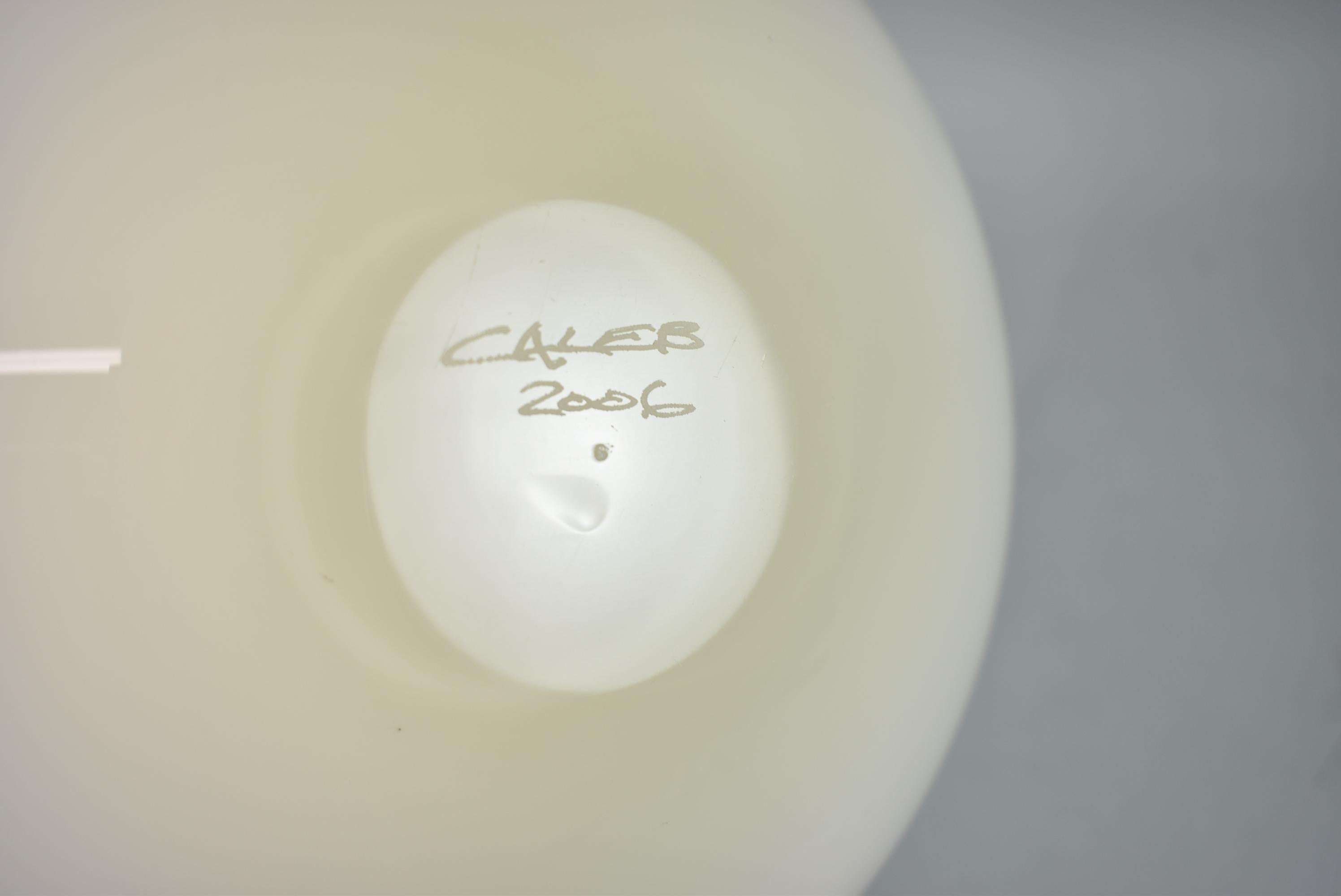 Handgeblasene Schale aus Kunstglas für Obst oder dekoratives Kunstglas. Signiert und nummeriert von Caleb Siemon. Sehr guter Zustand. Abmessungen: 12