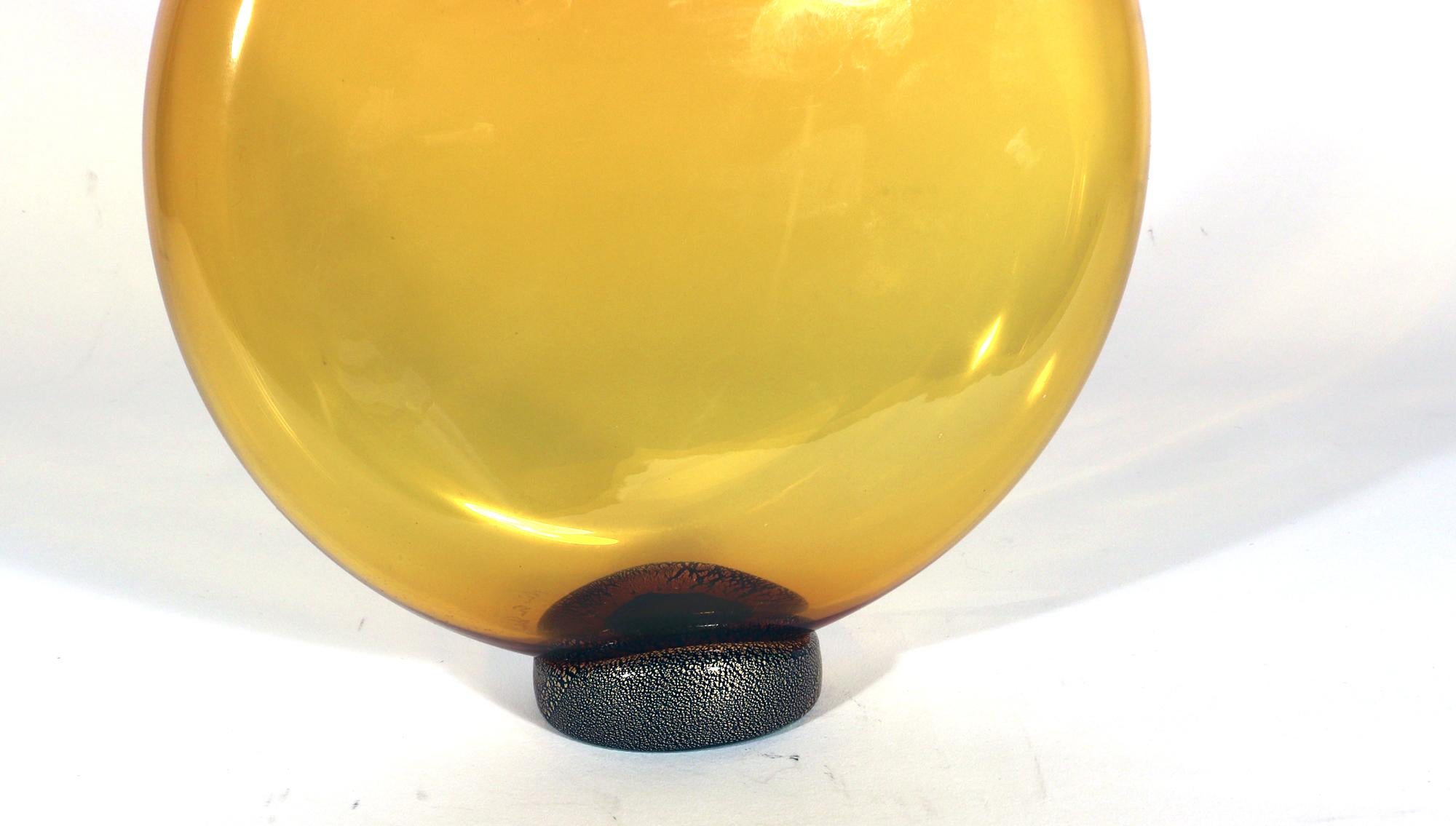Pichets en verre d'art soufflé à la main en verre transparent plat, lot de trois en vente 3