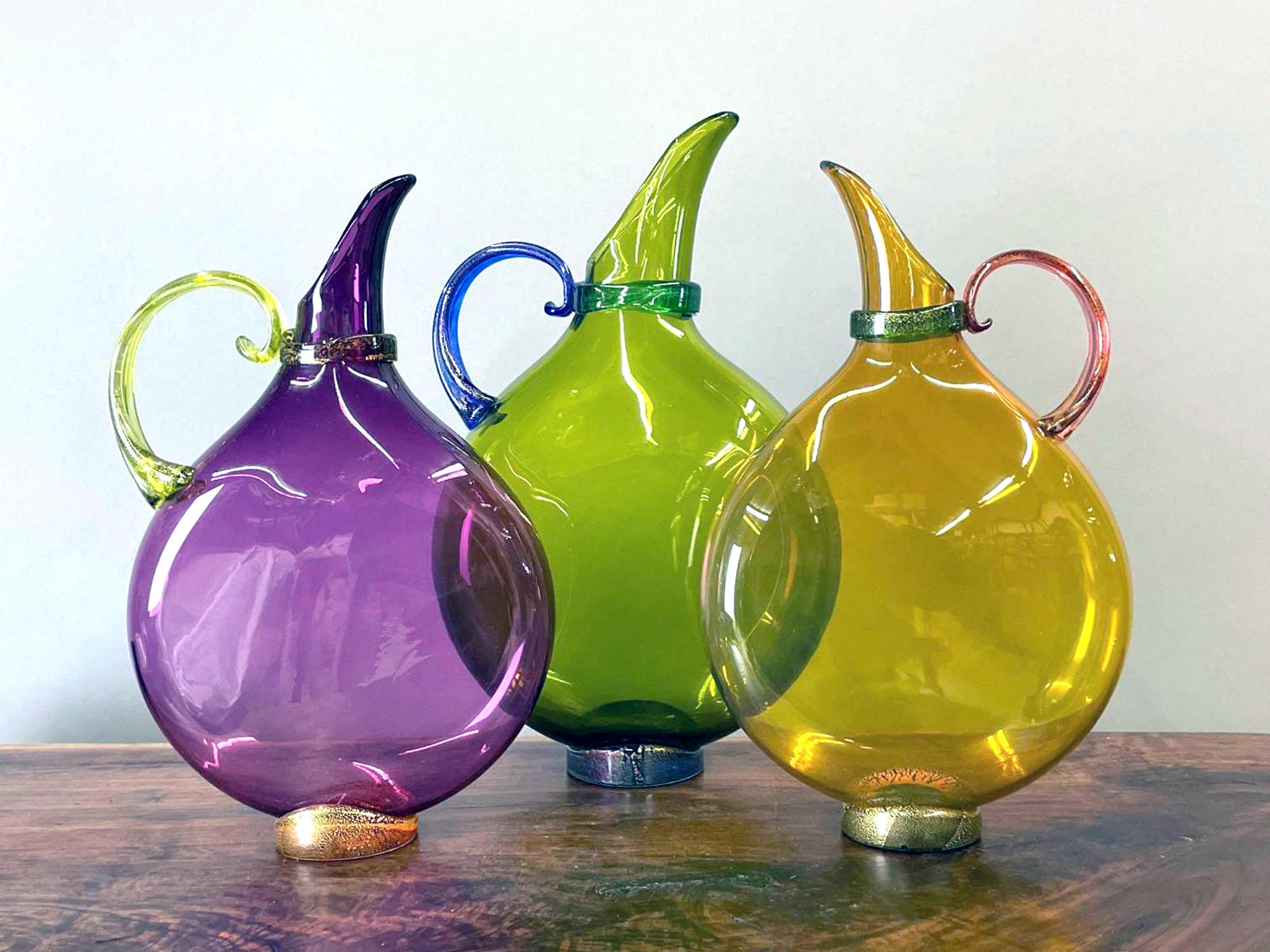 Organique Pichets en verre d'art soufflé à la main en verre transparent plat, lot de trois en vente