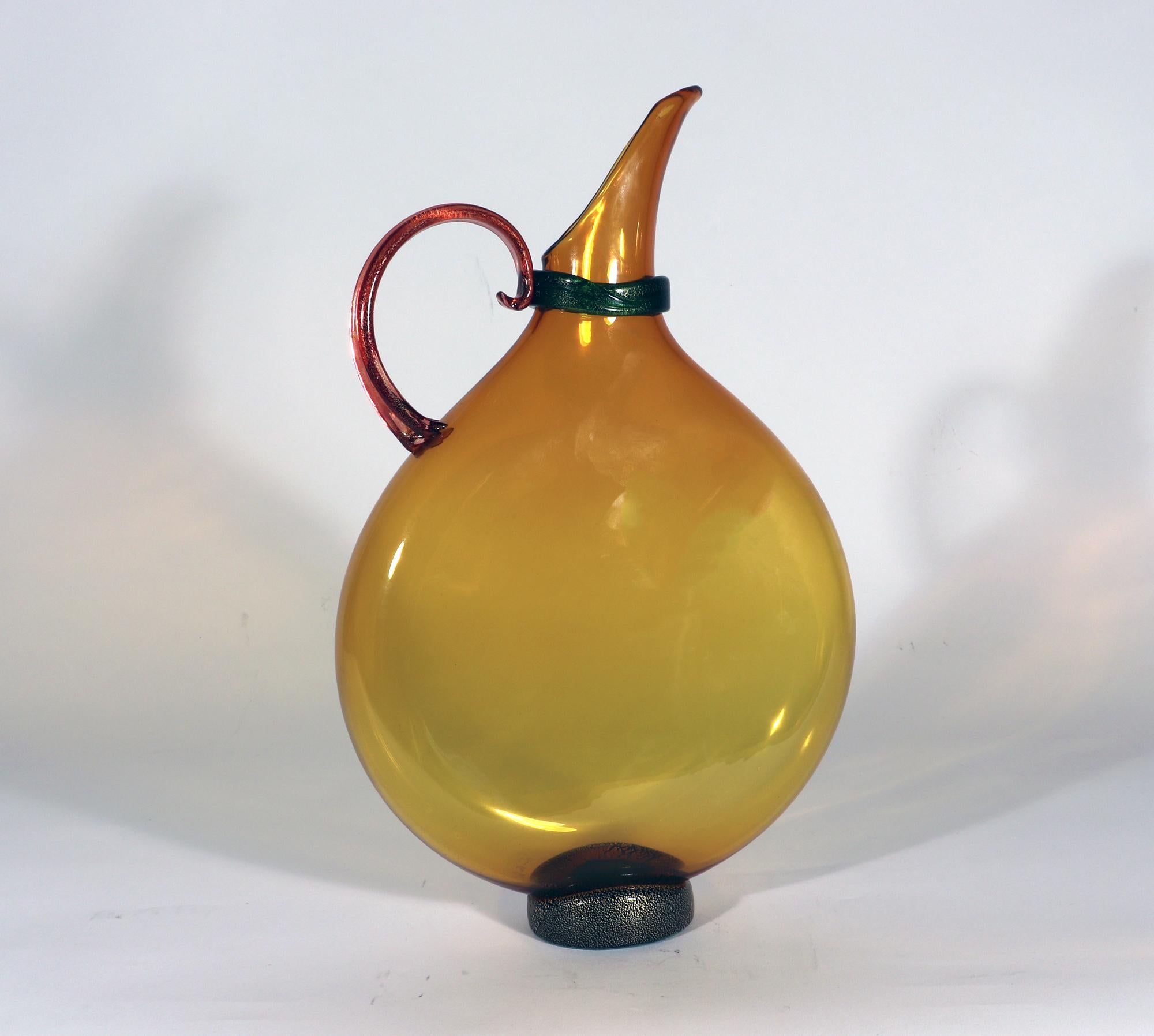 Américain Pichets en verre d'art soufflé à la main en verre transparent plat, lot de trois en vente