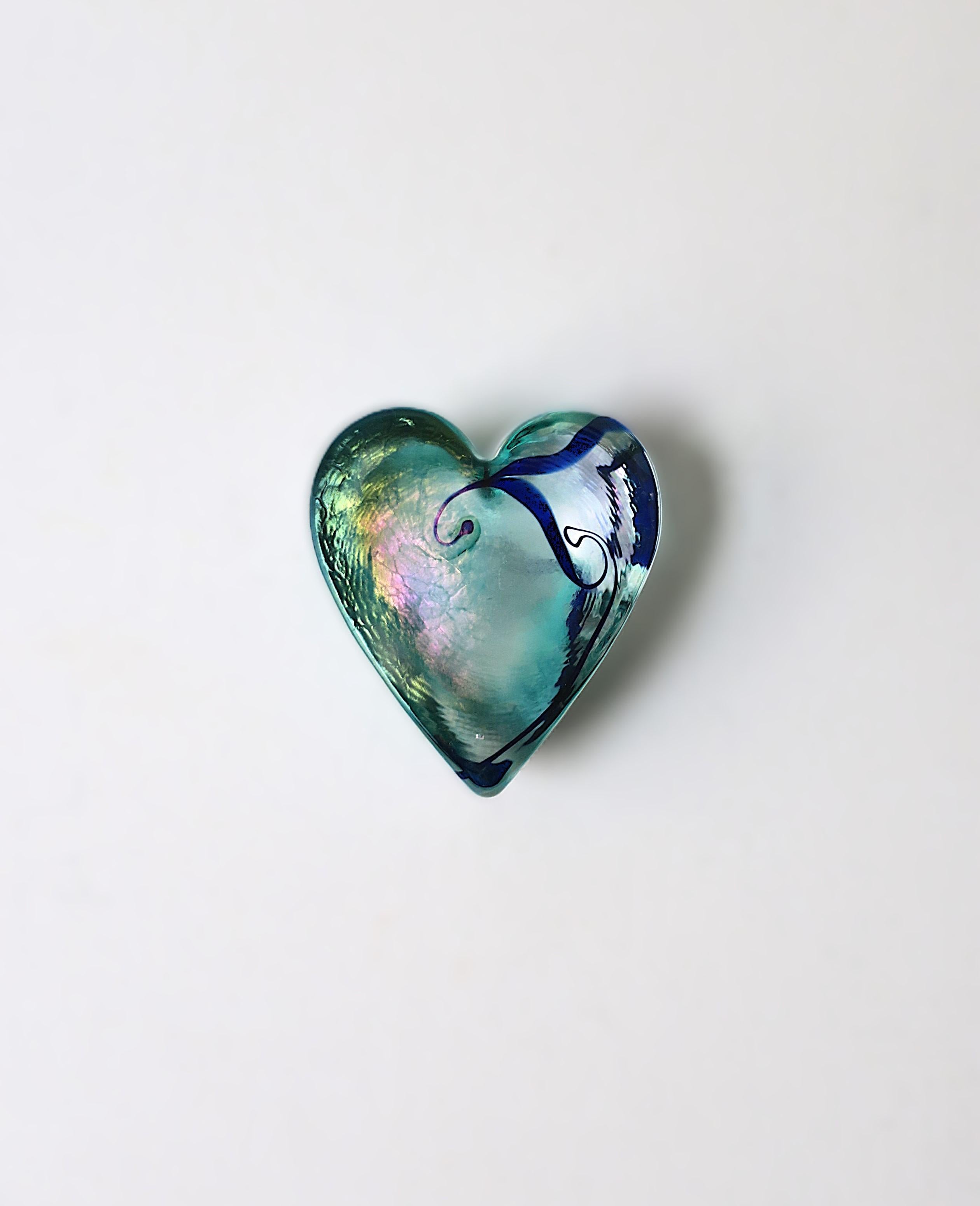 Canadese Oggetto decorativo in vetro Art Decor Heart Paperweight (Cuore di vetro) in vendita