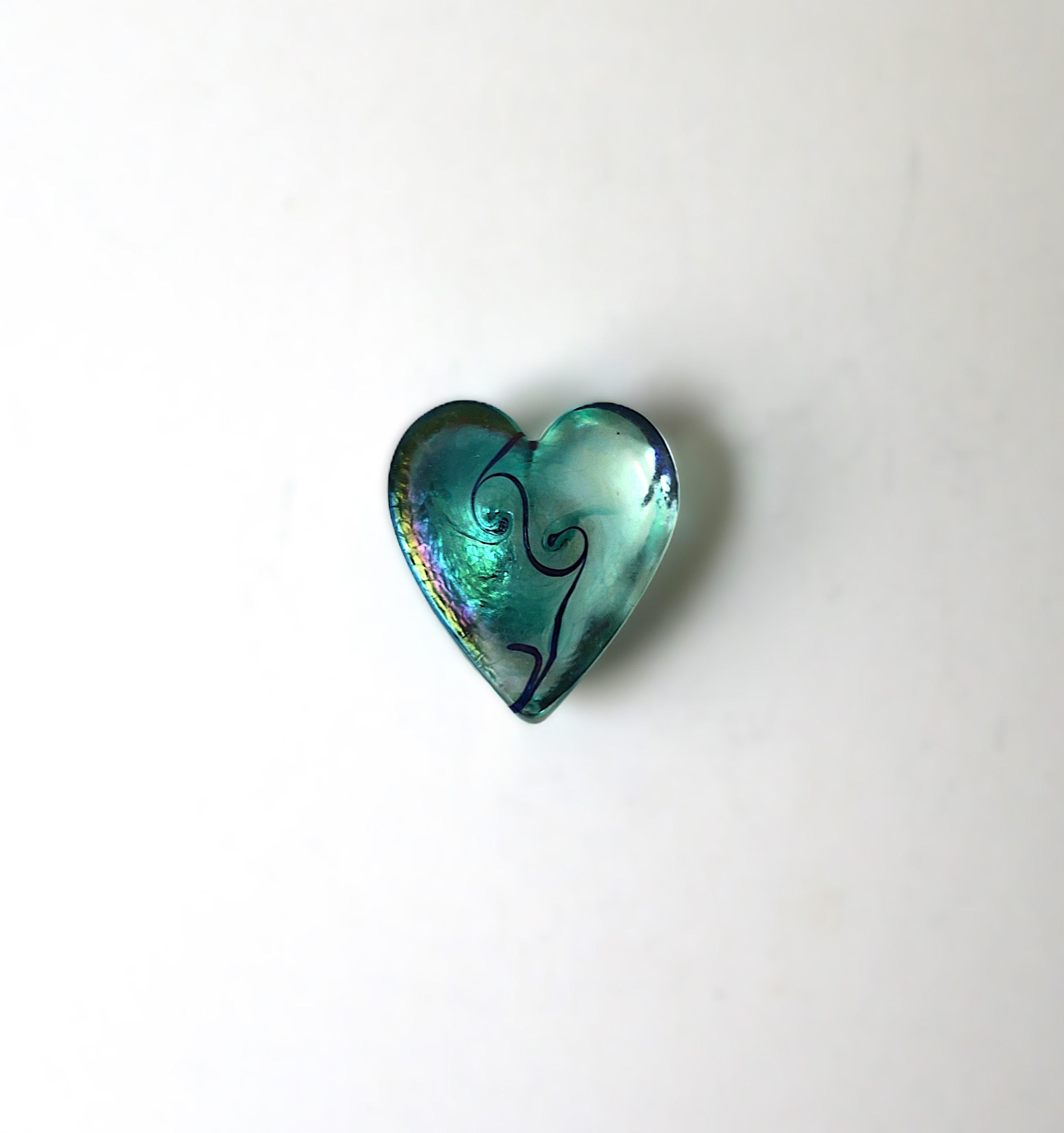 Oggetto decorativo in vetro Art Decor Heart Paperweight (Cuore di vetro) In condizioni ottime in vendita a New York, NY