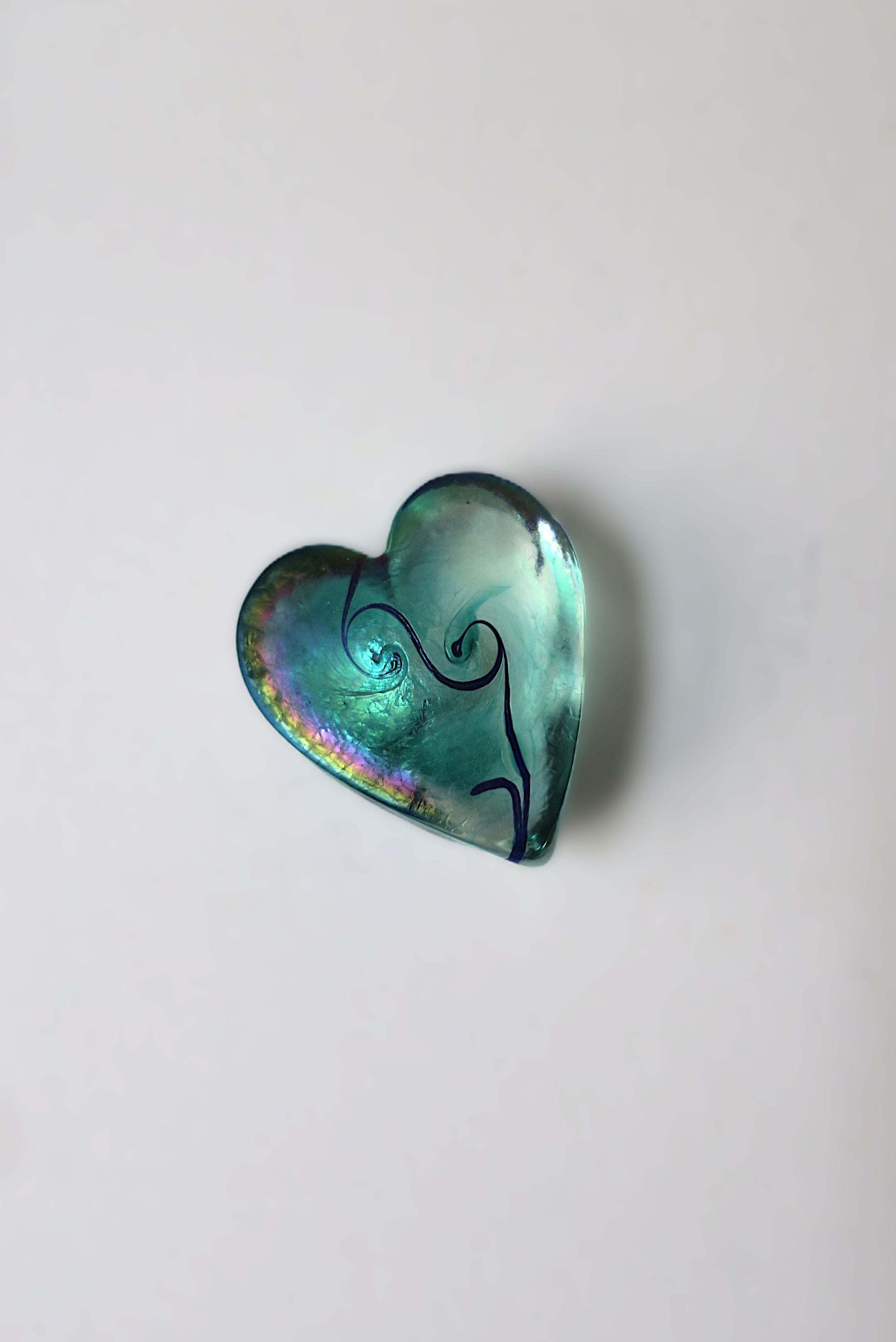 XX secolo Oggetto decorativo in vetro Art Decor Heart Paperweight (Cuore di vetro) in vendita