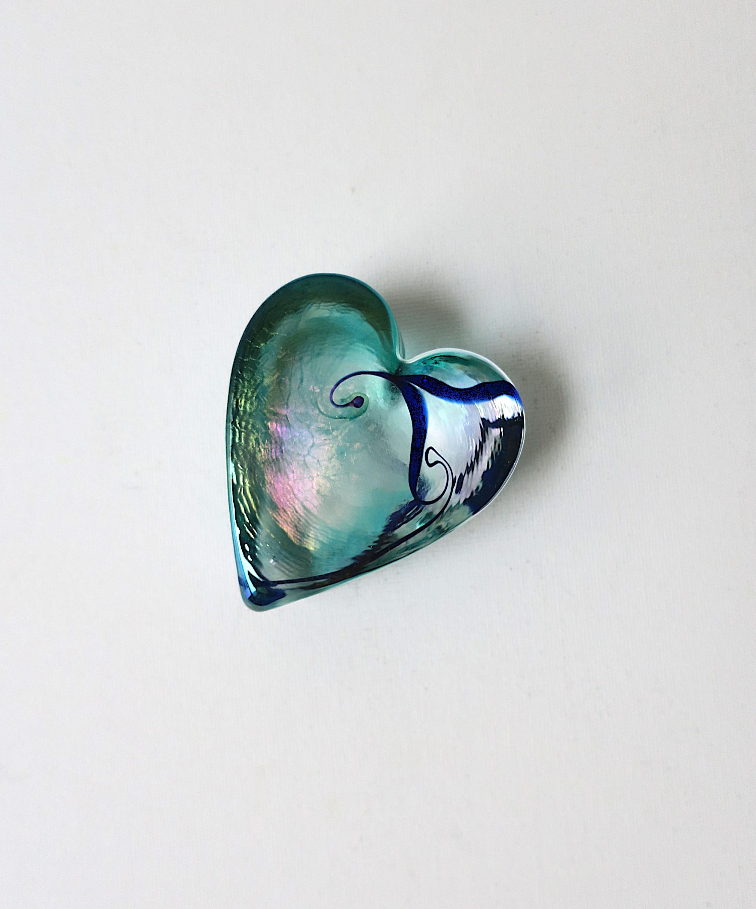 XX secolo Oggetto decorativo in vetro Art Decor Heart Paperweight (Cuore di vetro) in vendita