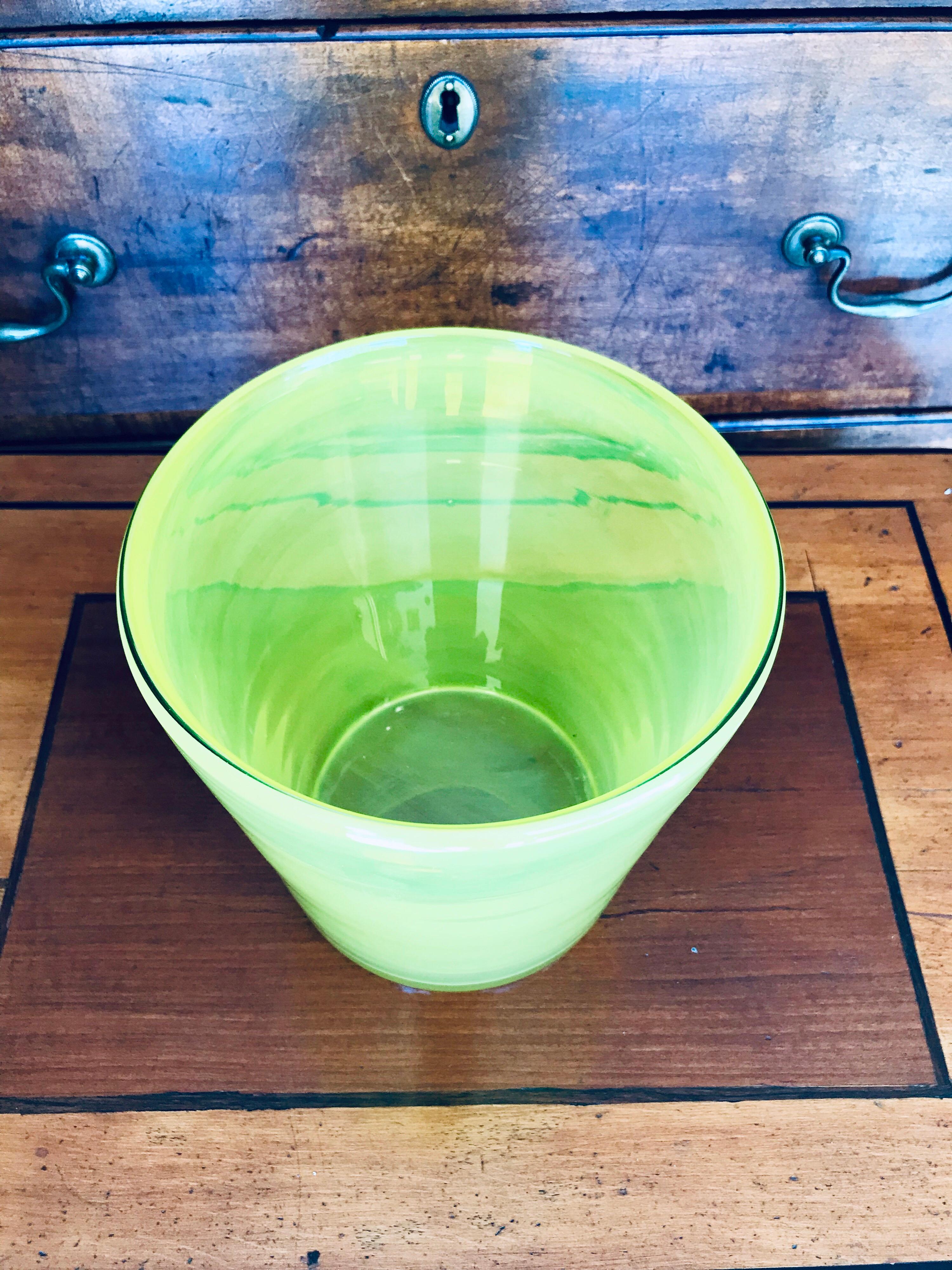 Art Glass Ice Bucket in Citron Green In Good Condition In Charlottesville, VA