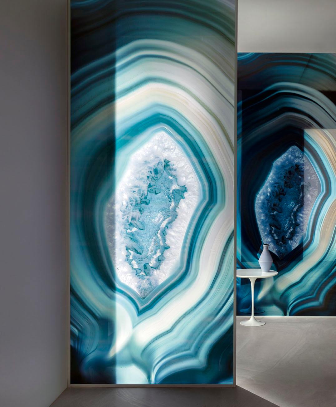 A combination of special techniques and process has created glass sheets that capture the timeless and limitless beauty of precious stones, lava rock, as well as dream landscape.
Thirteen unique looks, with swirling veins or slight ripples,