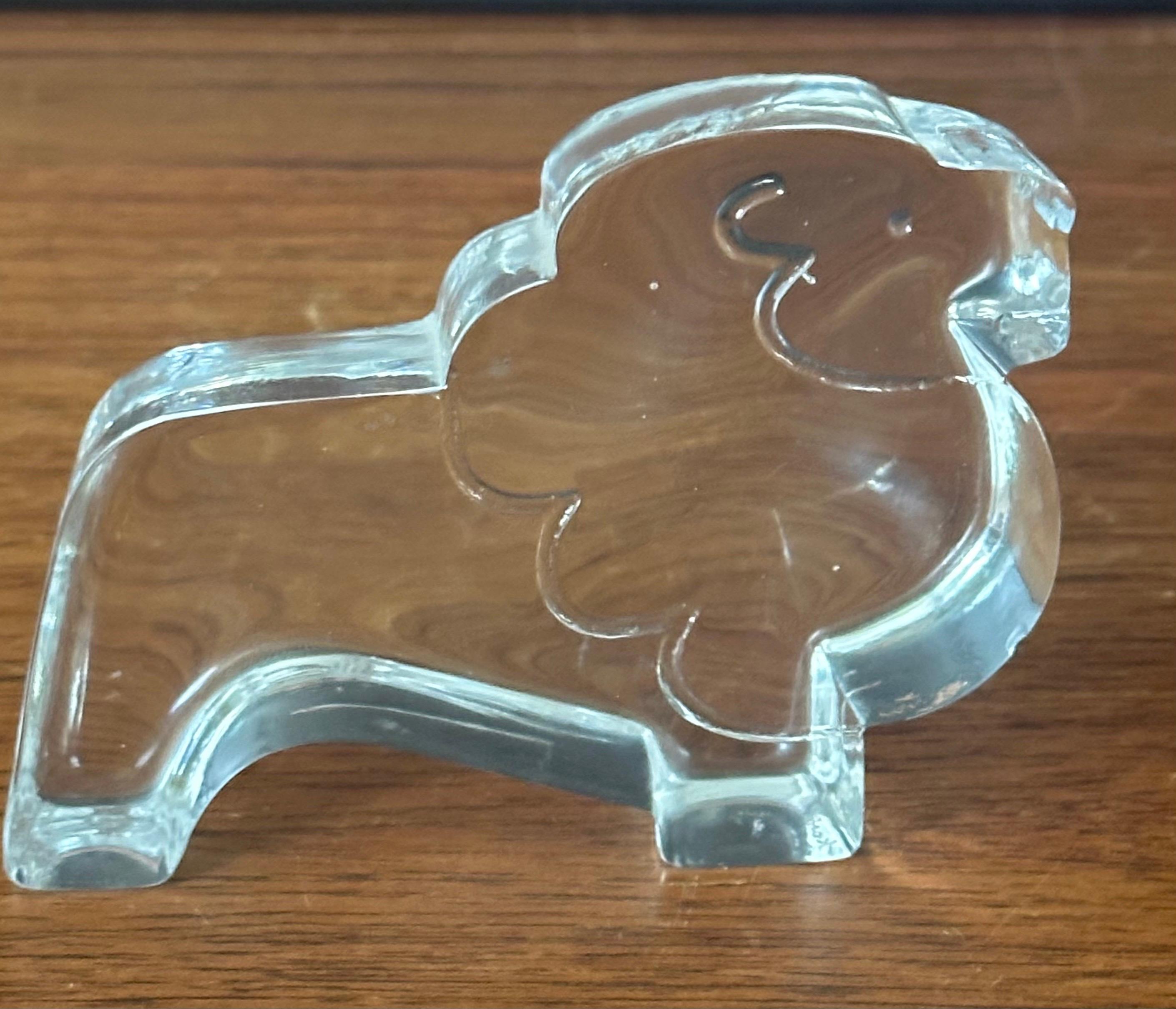 A very nice art glass lion paperweight / sculpture by Kosta Boda Sweden, circa 1980s. The piece is in very good vintage condition with no chips or cracks and measures 4.25
