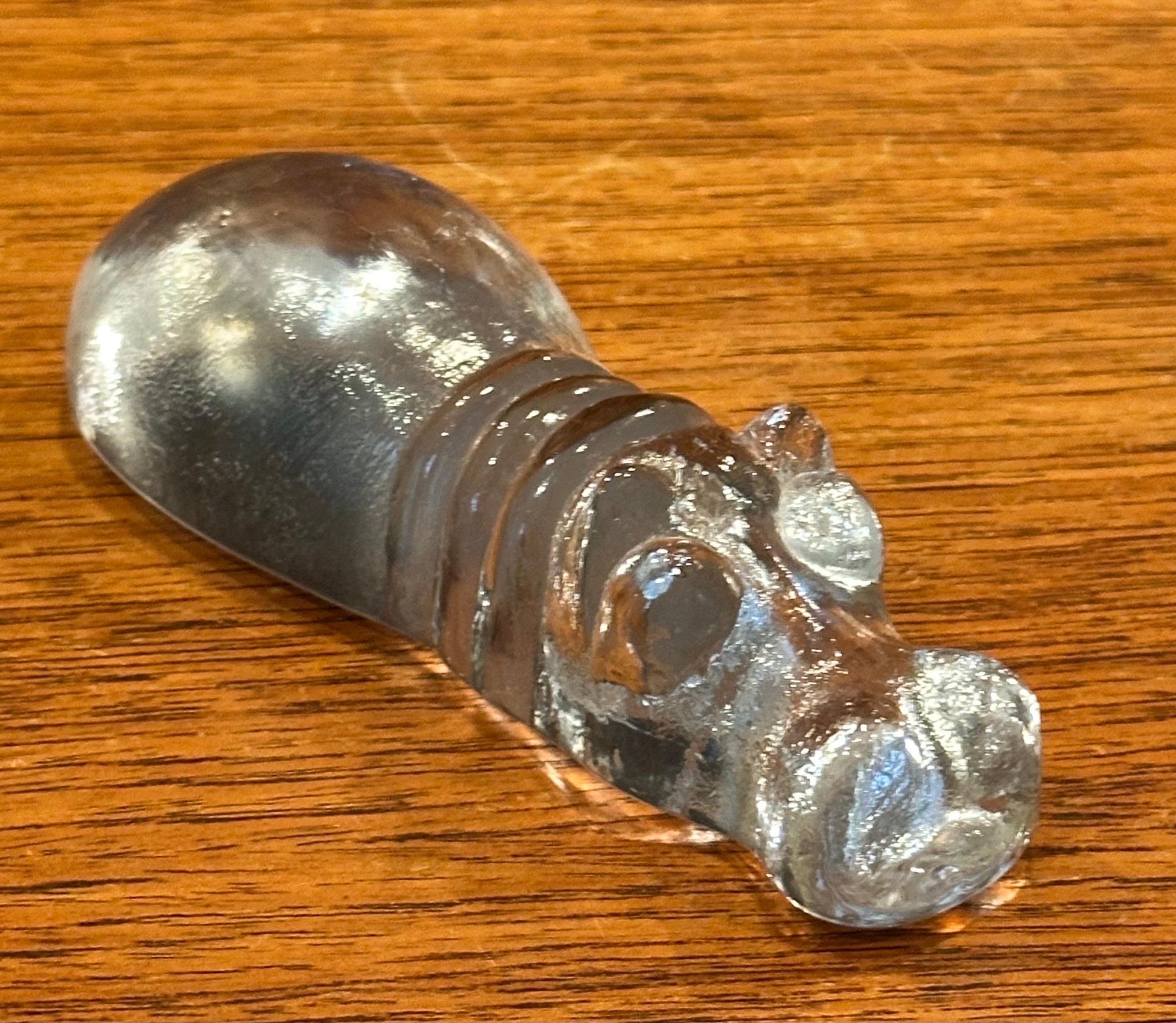 Pisapapeles / Escultura de vidrio artístico Hipopótamo tumbado de Kosta Boda Suecia en Bueno estado para la venta en San Diego, CA